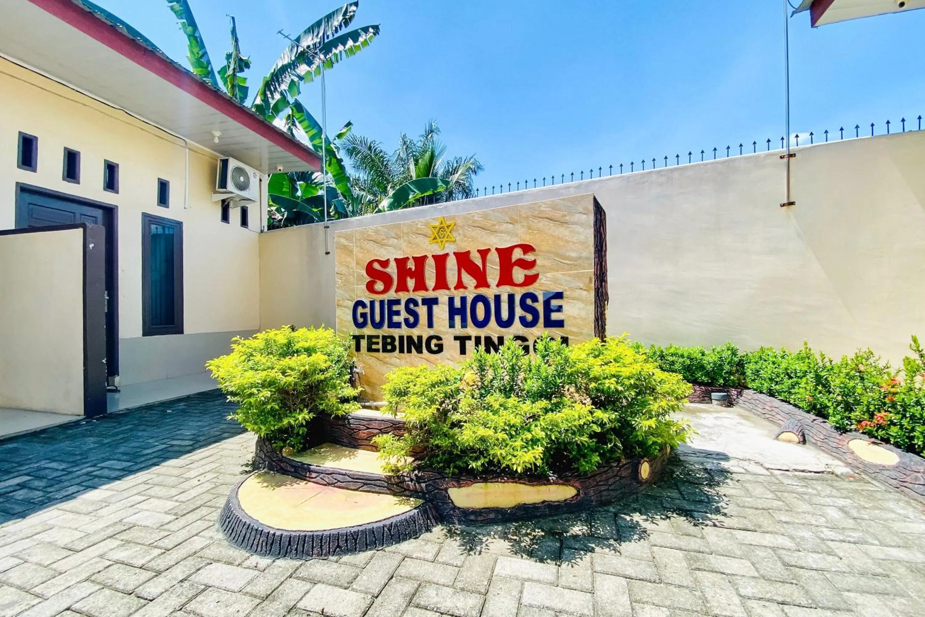 Logo/Certificate/Sign in RedDoorz at Shine Guest House Tebing Tinggi