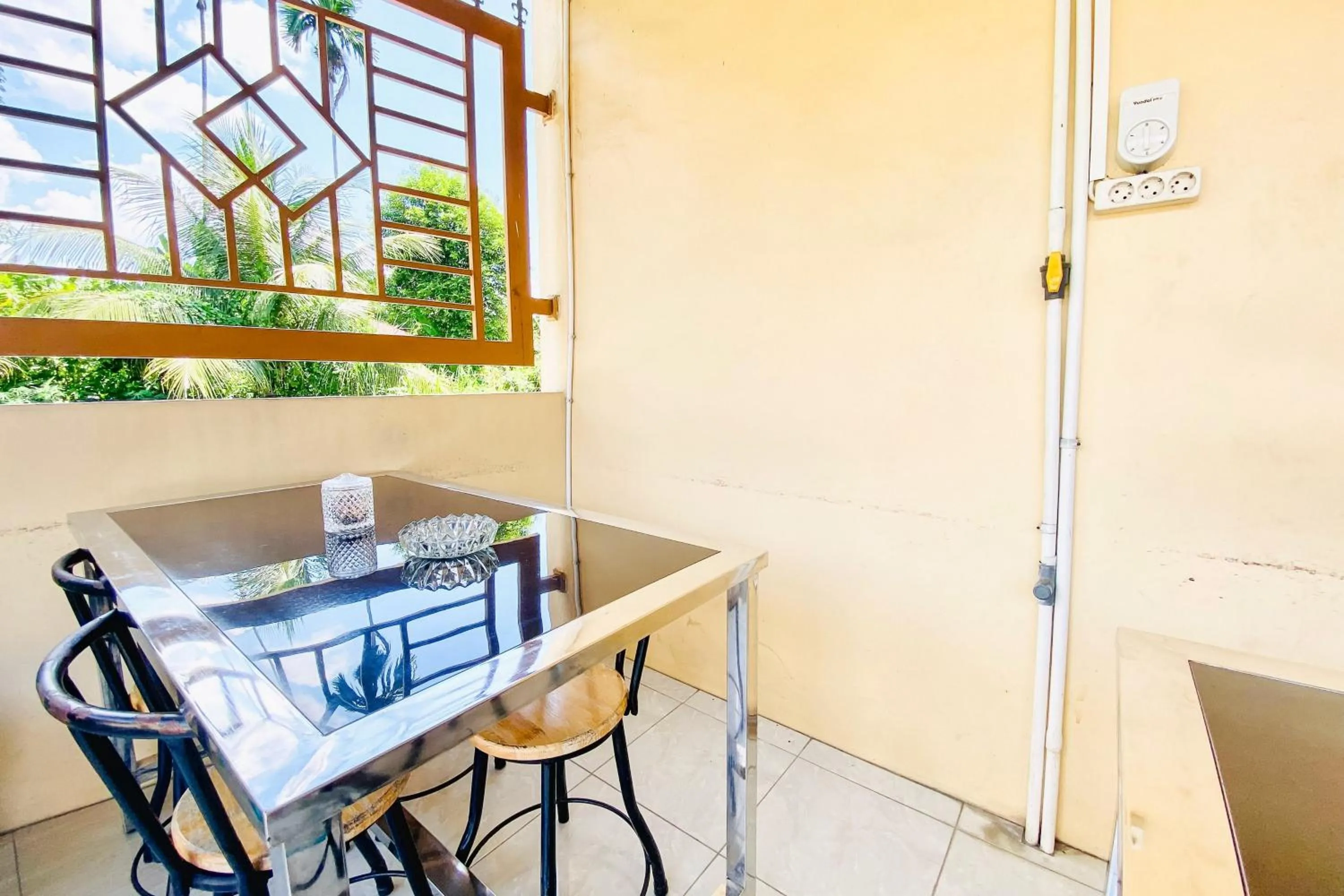 Seating area in RedDoorz at Shine Guest House Tebing Tinggi