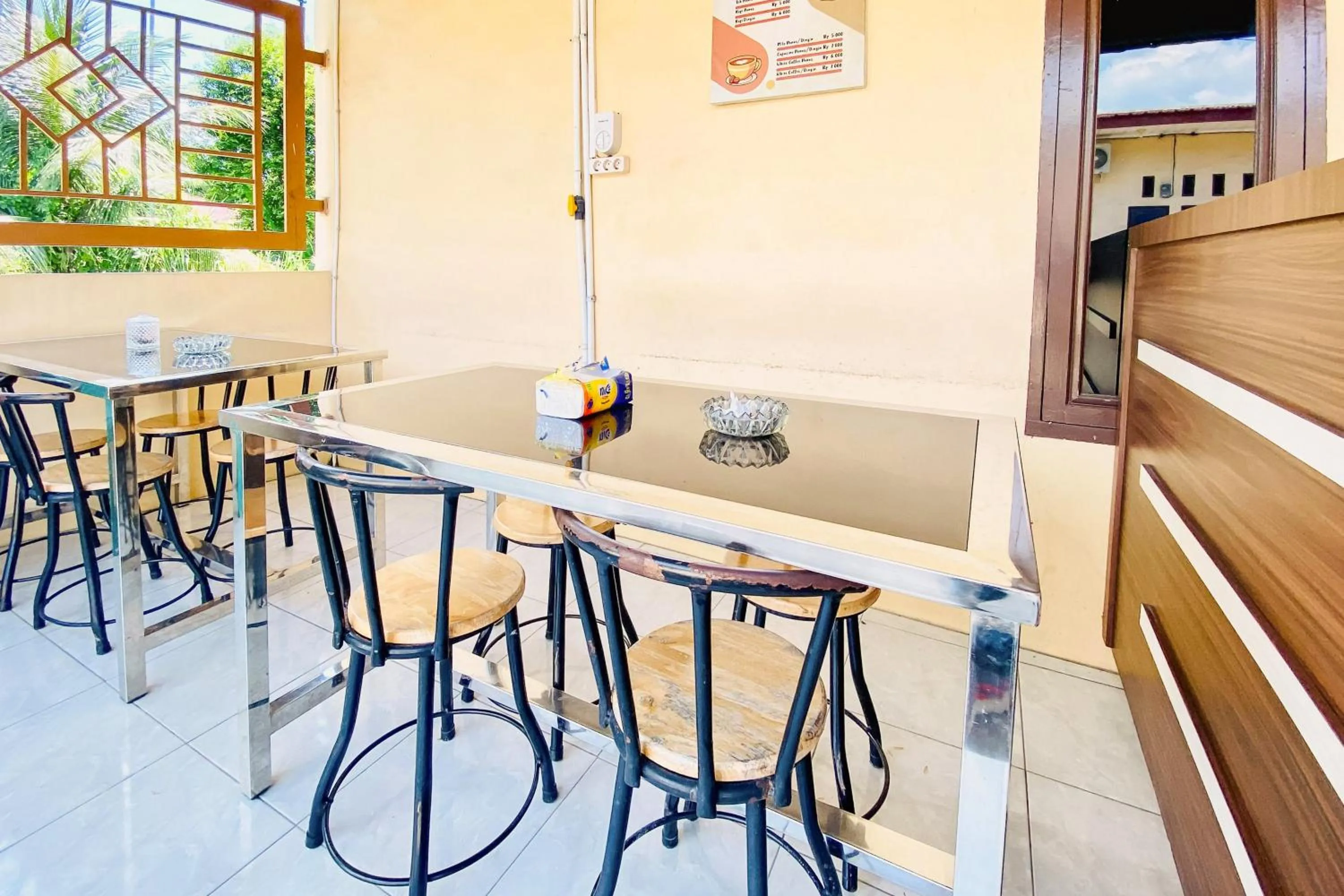 Seating area in RedDoorz at Shine Guest House Tebing Tinggi