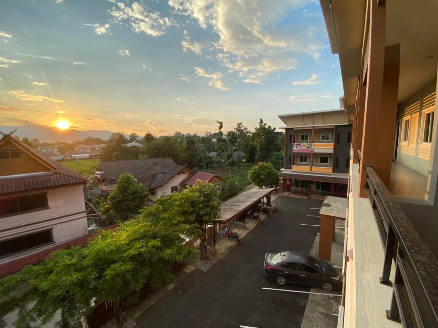 Sunrise in Preme Apartment @maejo