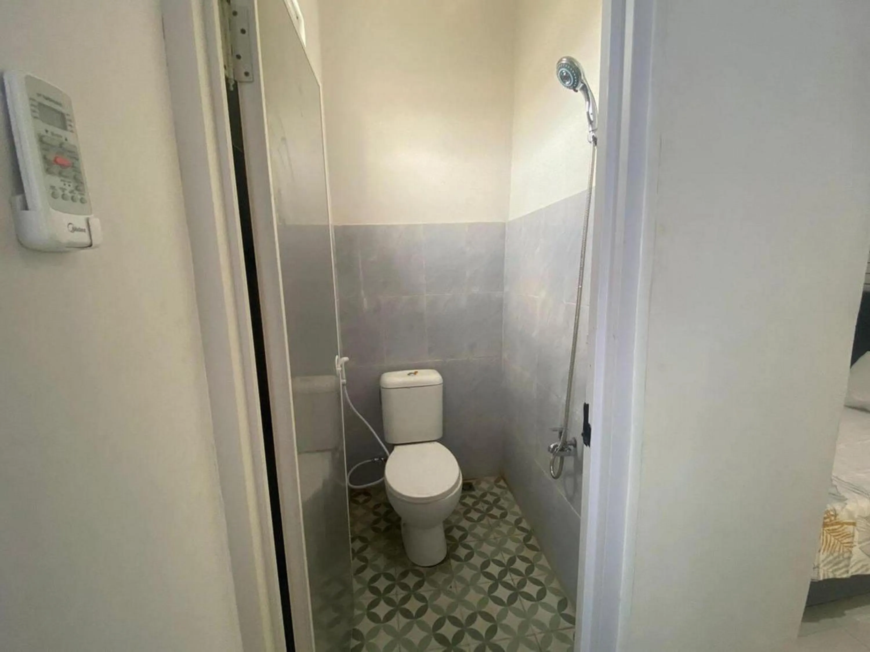 Bathroom in Pekayon Garden House Syariah RedPartner Near RS EMC Pekayon