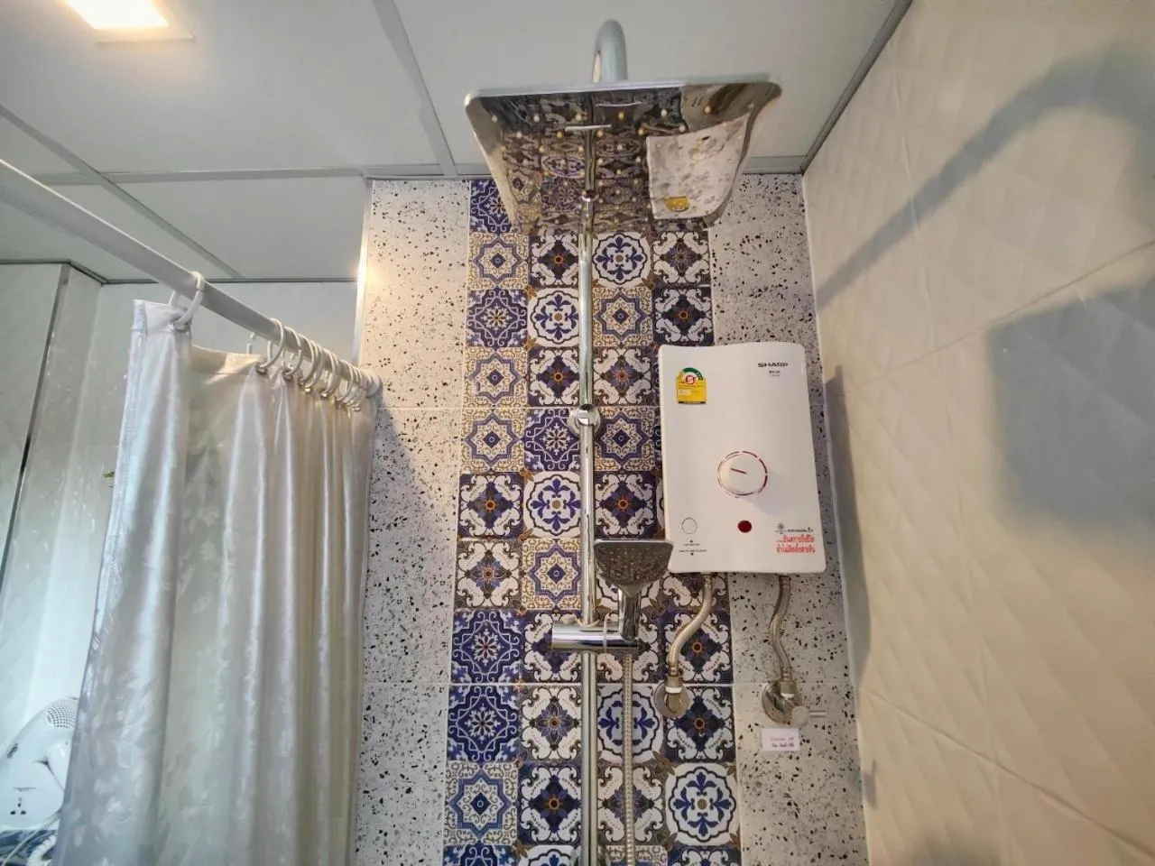 Shower in Baan Chao Khun Hotel