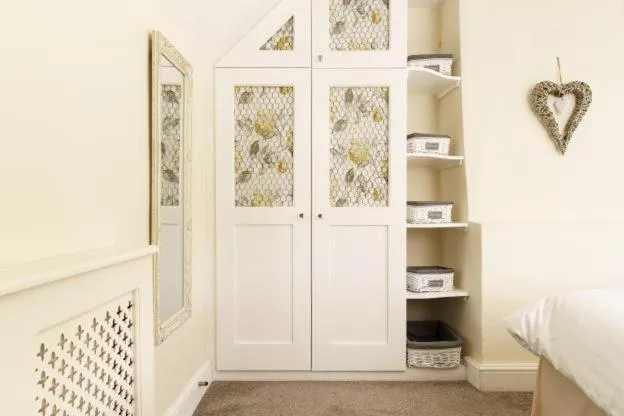 Floor plan, Bed in Windy Ridge Cottage - 5 Bedroom Holiday Home - Oxwich