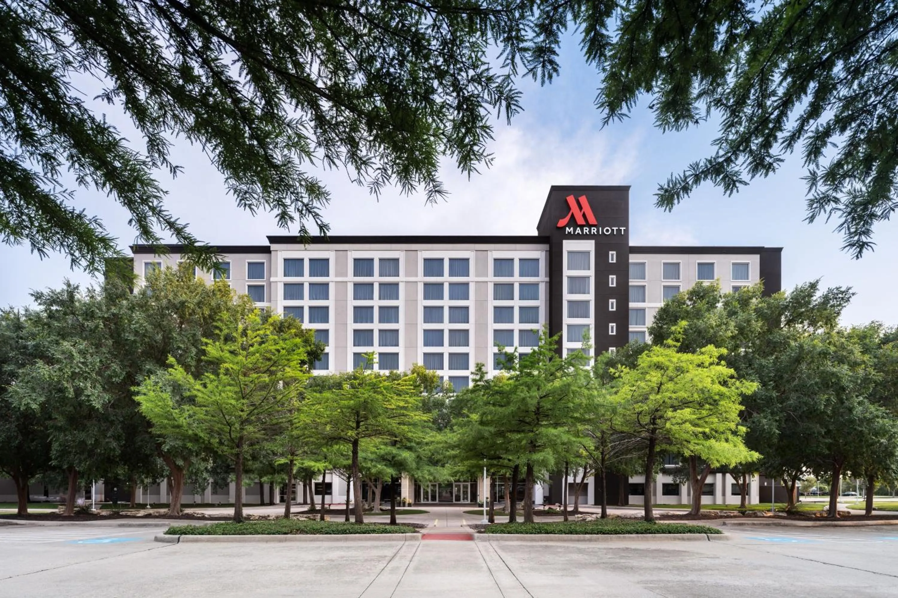 Property building in Dallas/Fort Worth Marriott Hotel & Golf Club at Champions Circle
