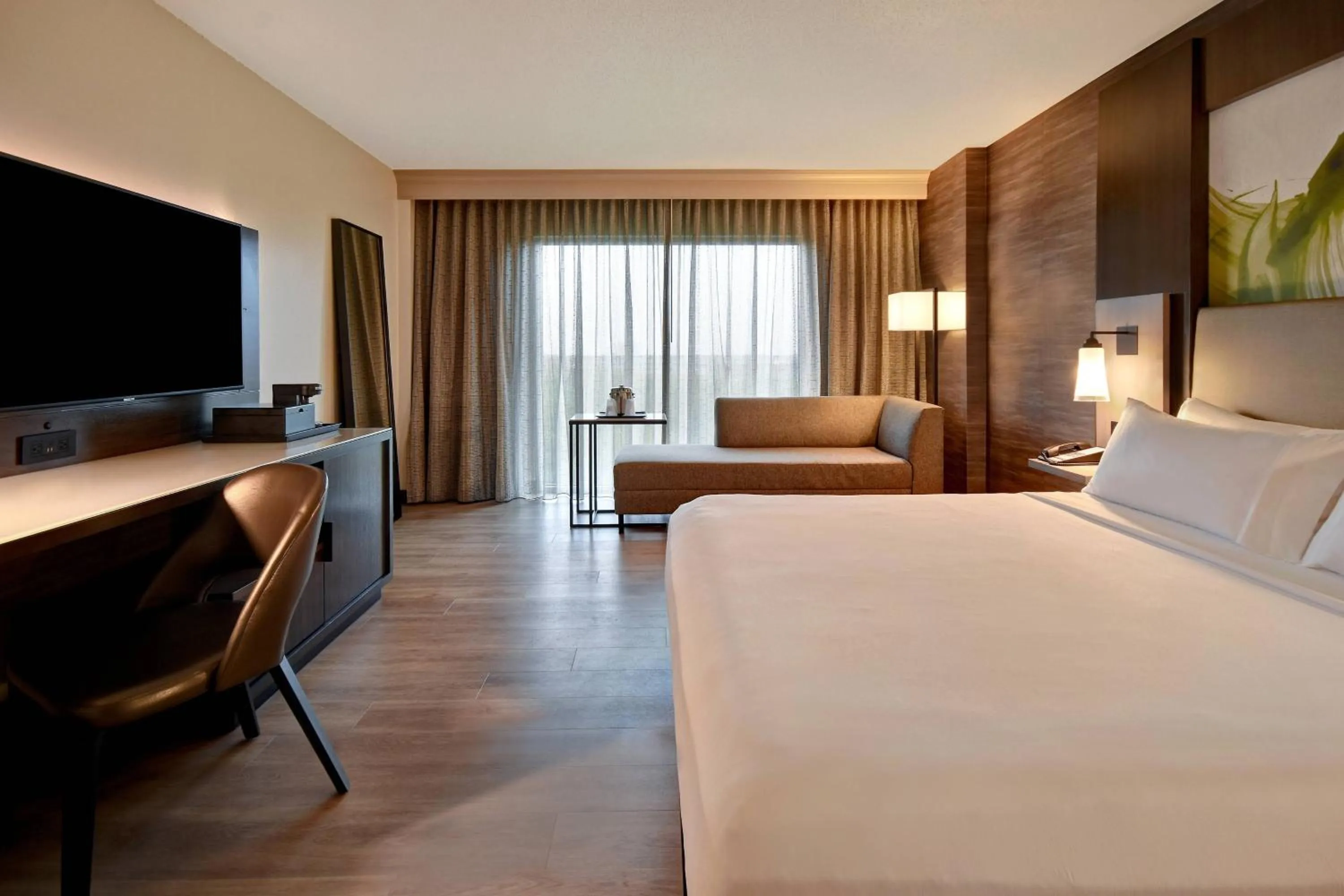 Photo of the whole room, Bed in Dallas/Fort Worth Marriott Hotel & Golf Club at Champions Circle