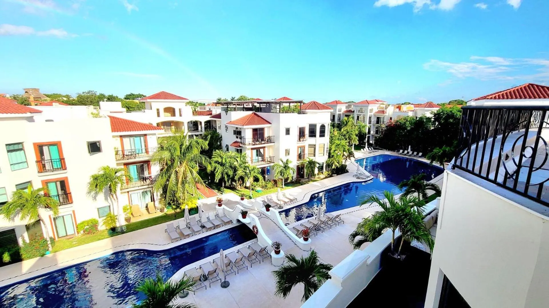 Swimming pool in Paseo del Sol Condohotel by BVR