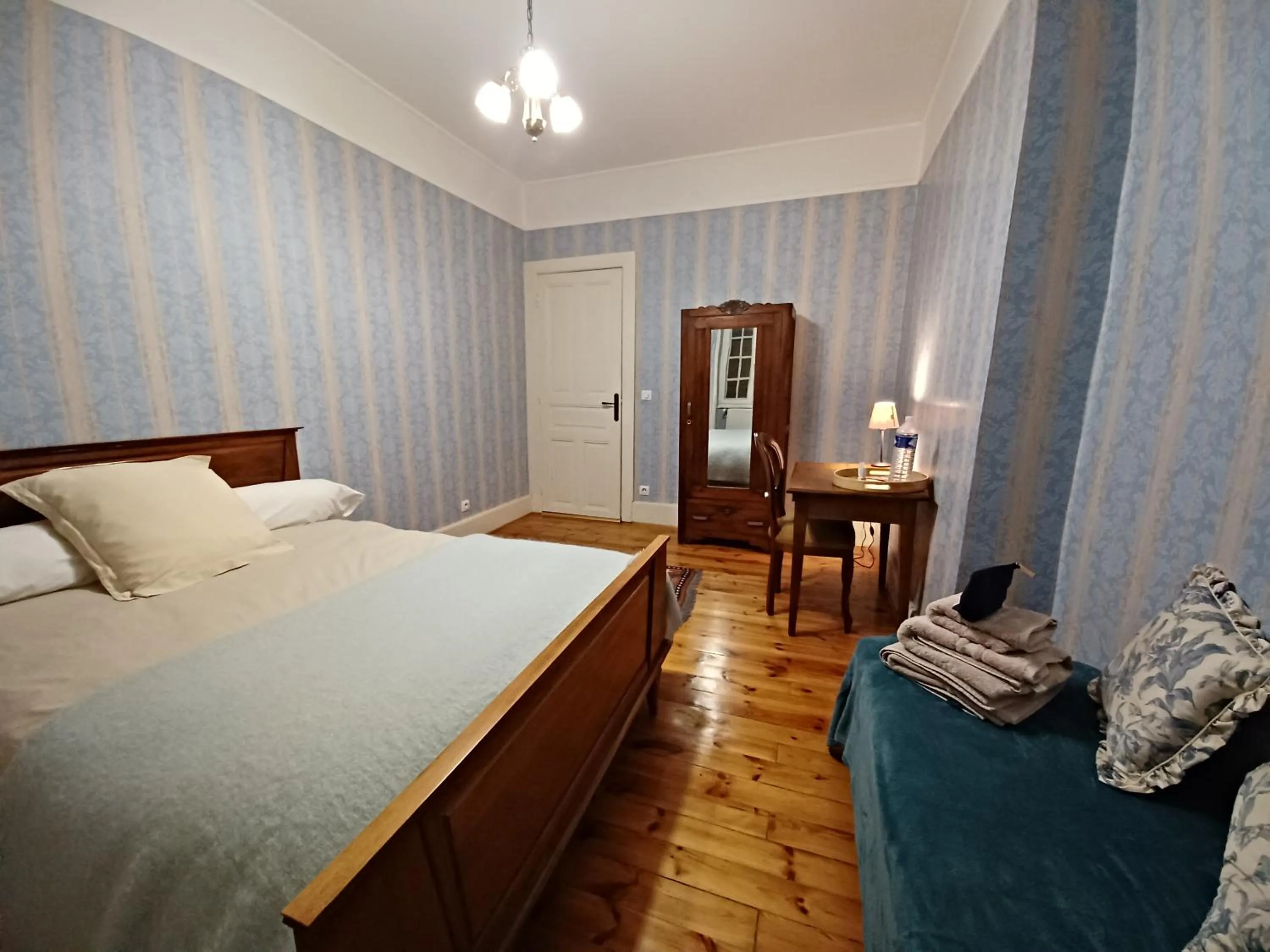 Photo of the whole room, Bed in La Grange de Lily