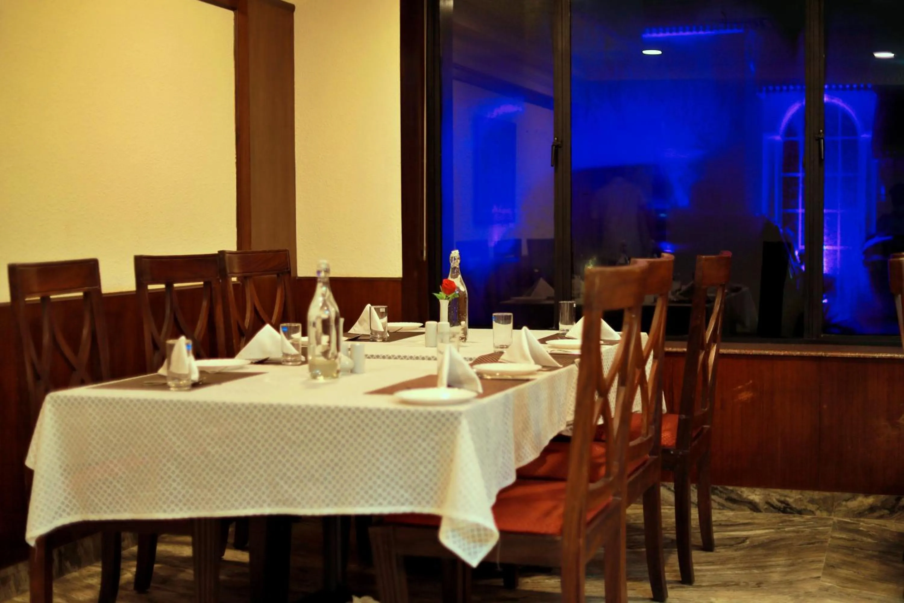 Restaurant/places to eat in Hotel Edassery Mansion