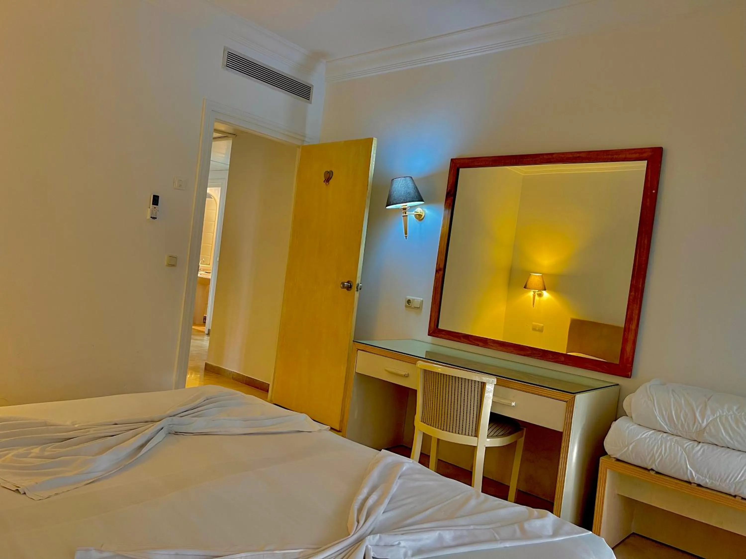 Photo of the whole room, Bed in Residence Royal - Deluxe