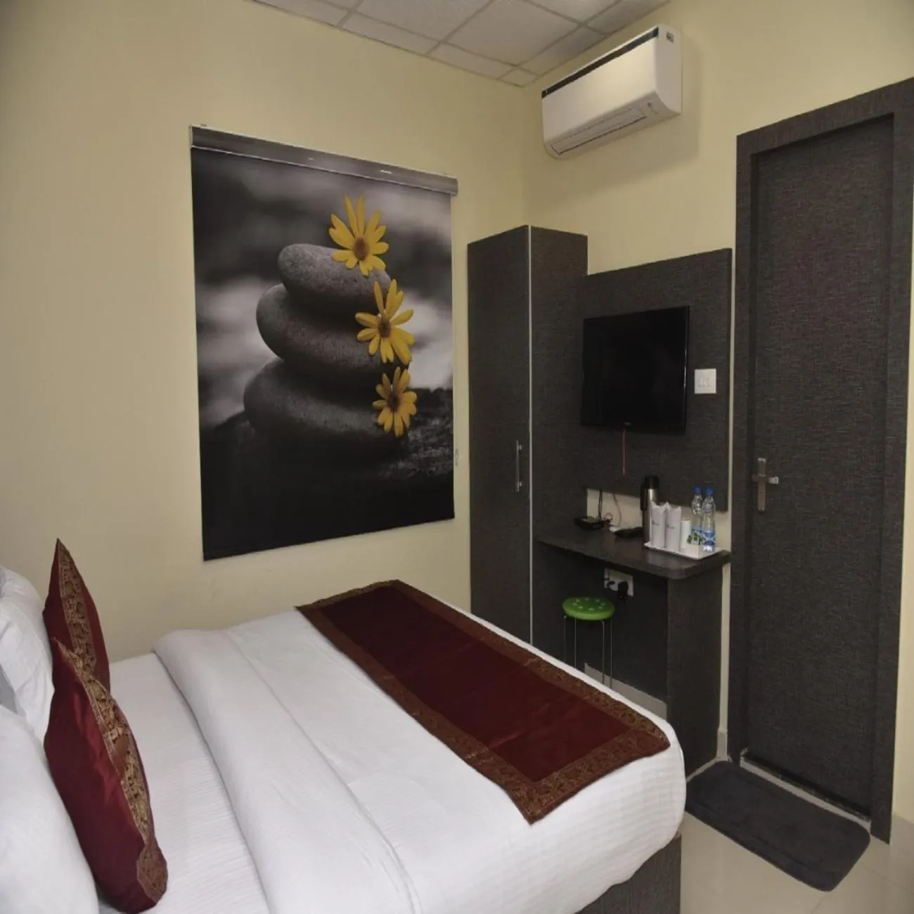 Bed in Hotel Tridev Grand