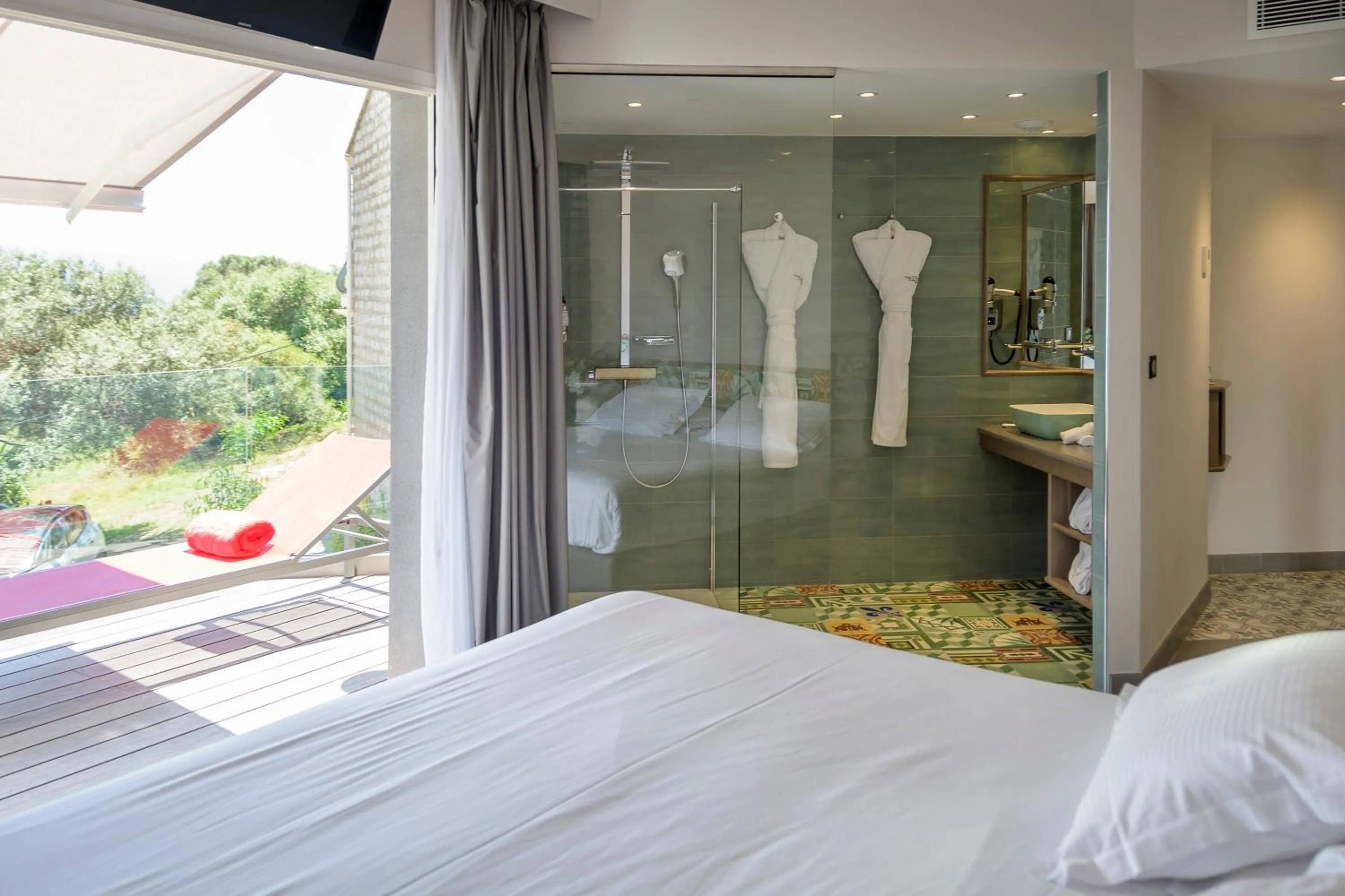 Bathroom, Bed in Le Golfe