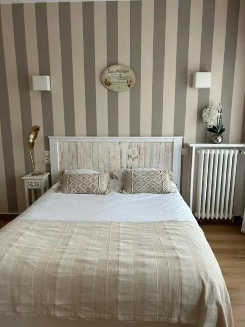 Bed in Hôtel De La Mer - Deauville Blonville - Boutique Hôtel de charme vue Mer ou Campagne - Accès direct plage