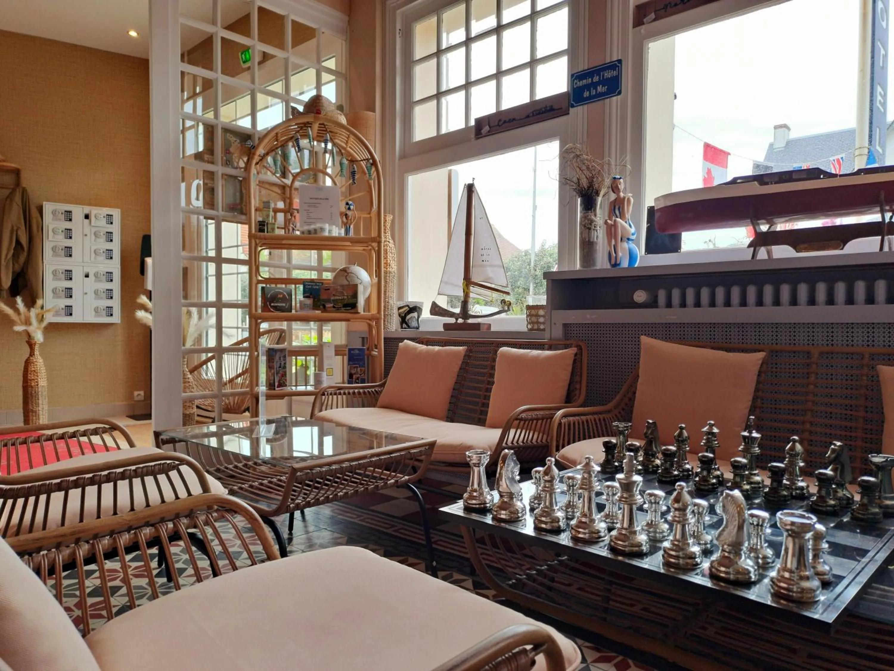 Living room in Hôtel De La Mer - Deauville Blonville - Boutique Hôtel de charme vue Mer ou Campagne - Accès direct plage