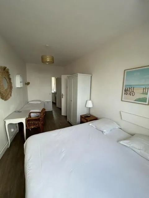 Bed in Hôtel De La Mer - Deauville Blonville - Boutique Hôtel de charme vue Mer ou Campagne - Accès direct plage