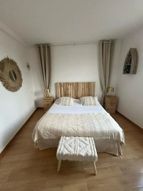 Bed in Hôtel De La Mer - Deauville Blonville - Boutique Hôtel de charme vue Mer ou Campagne - Accès direct plage