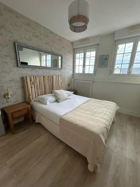 Bed in Hôtel De La Mer - Deauville Blonville - Boutique Hôtel de charme vue Mer ou Campagne - Accès direct plage