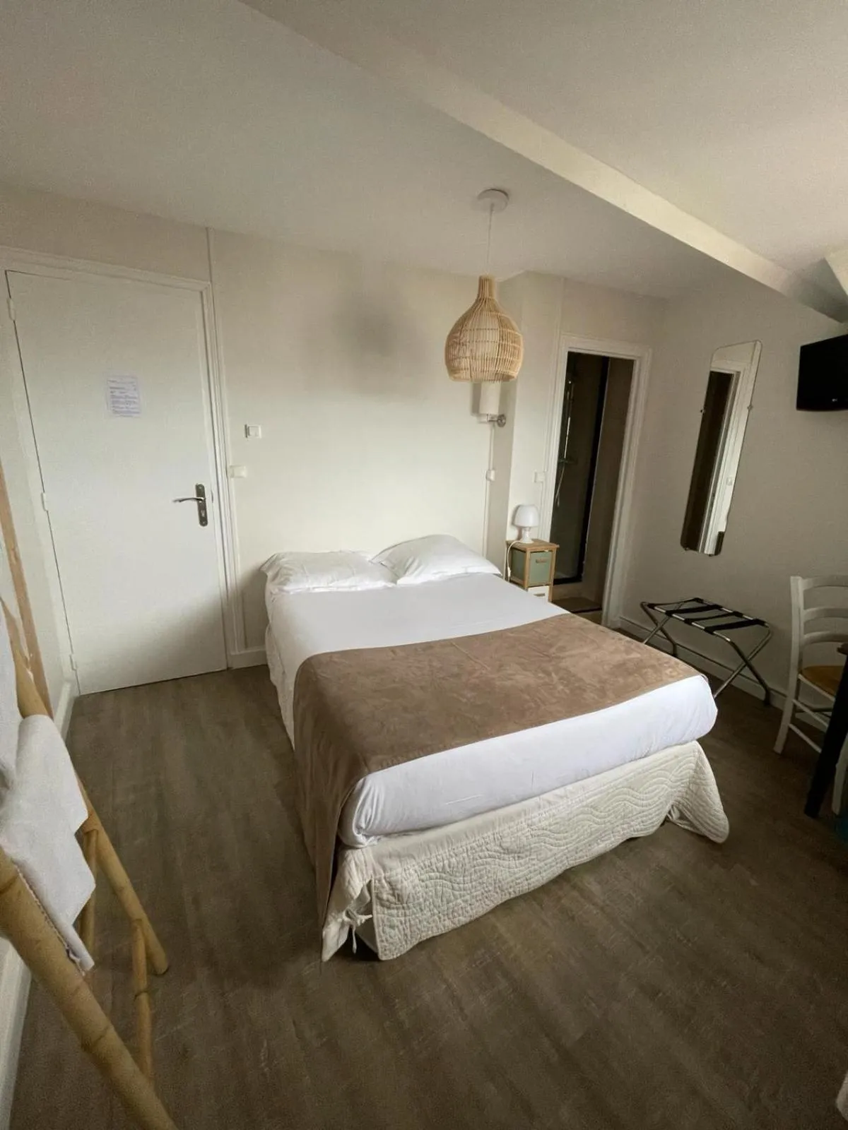 Bed in Hôtel De La Mer - Deauville Blonville - Boutique Hôtel de charme vue Mer ou Campagne - Accès direct plage