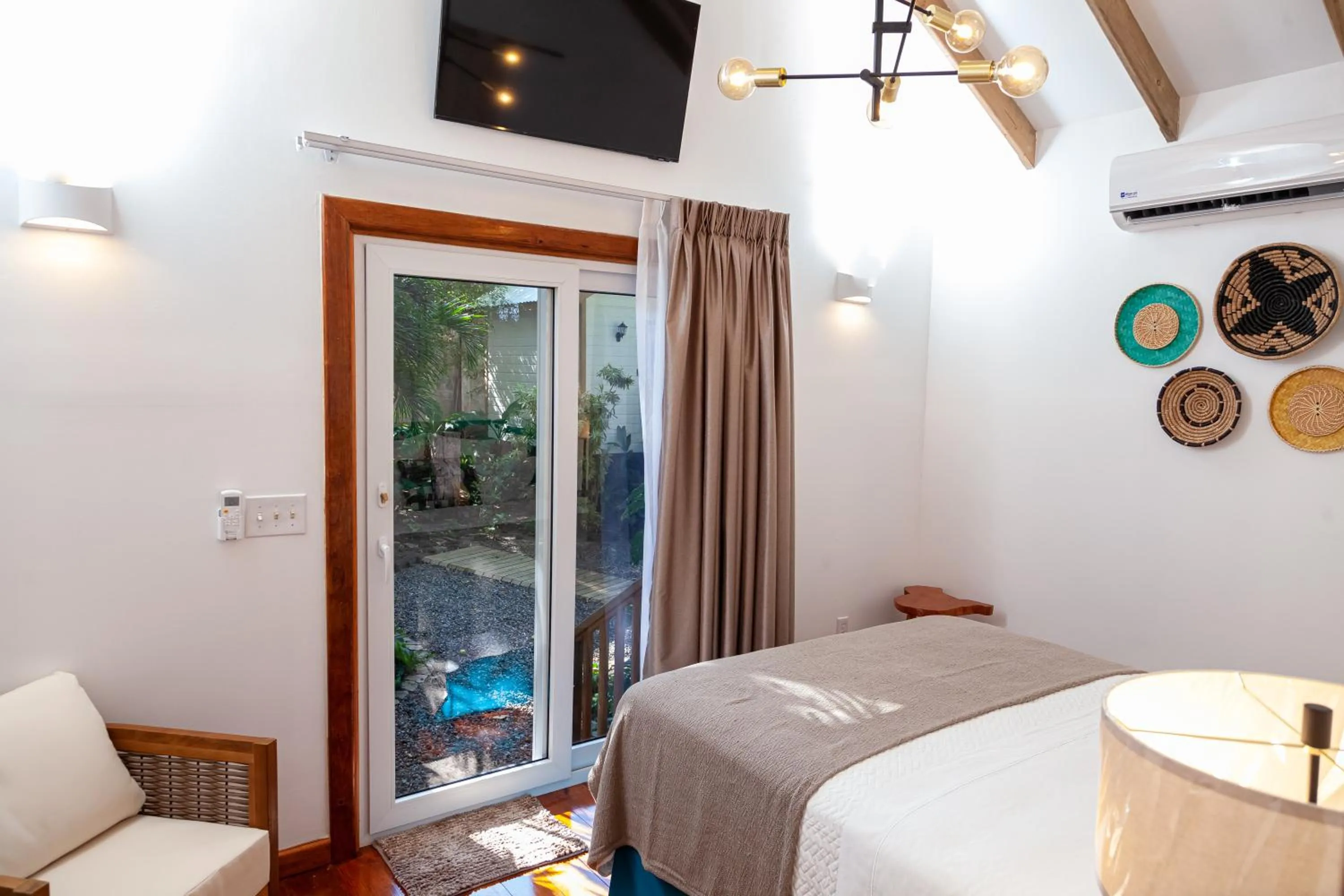 TV and multimedia, Bed in Angeli Gardens Boutique Hotel