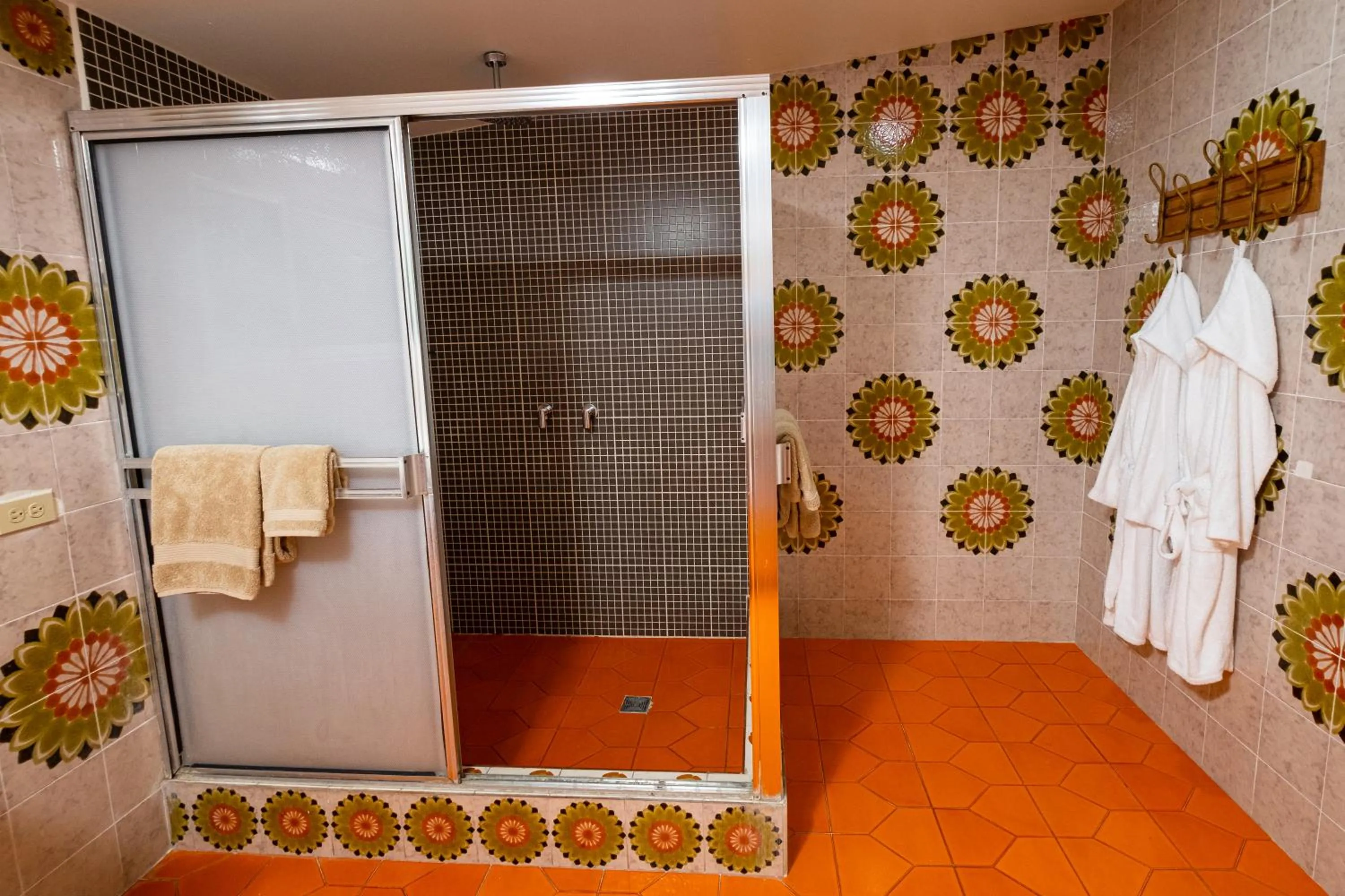 Shower in Angeli Gardens Boutique Hotel