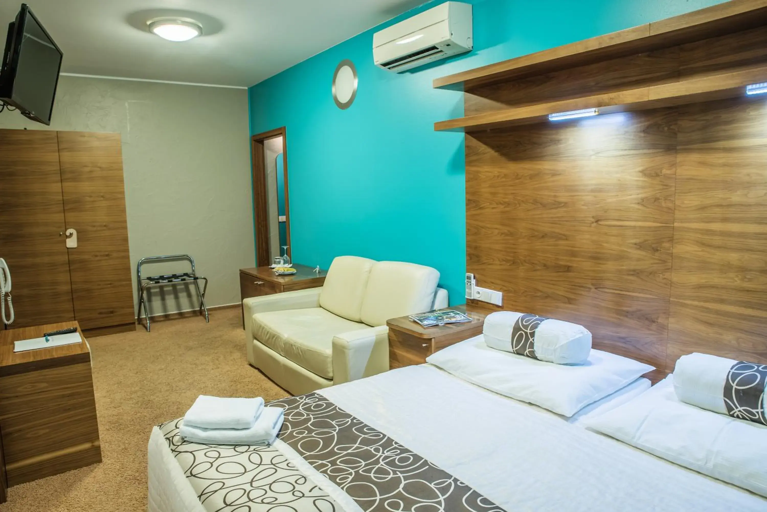 Officer's Cabin - single occupancy - Deluxe Double or Twin Room in Restaurant & Design Hotel Noem Arch Officer's Cabin - single occupancy - Deluxe Double or Twin Room in Restaurant & Design Hotel Noem Arch