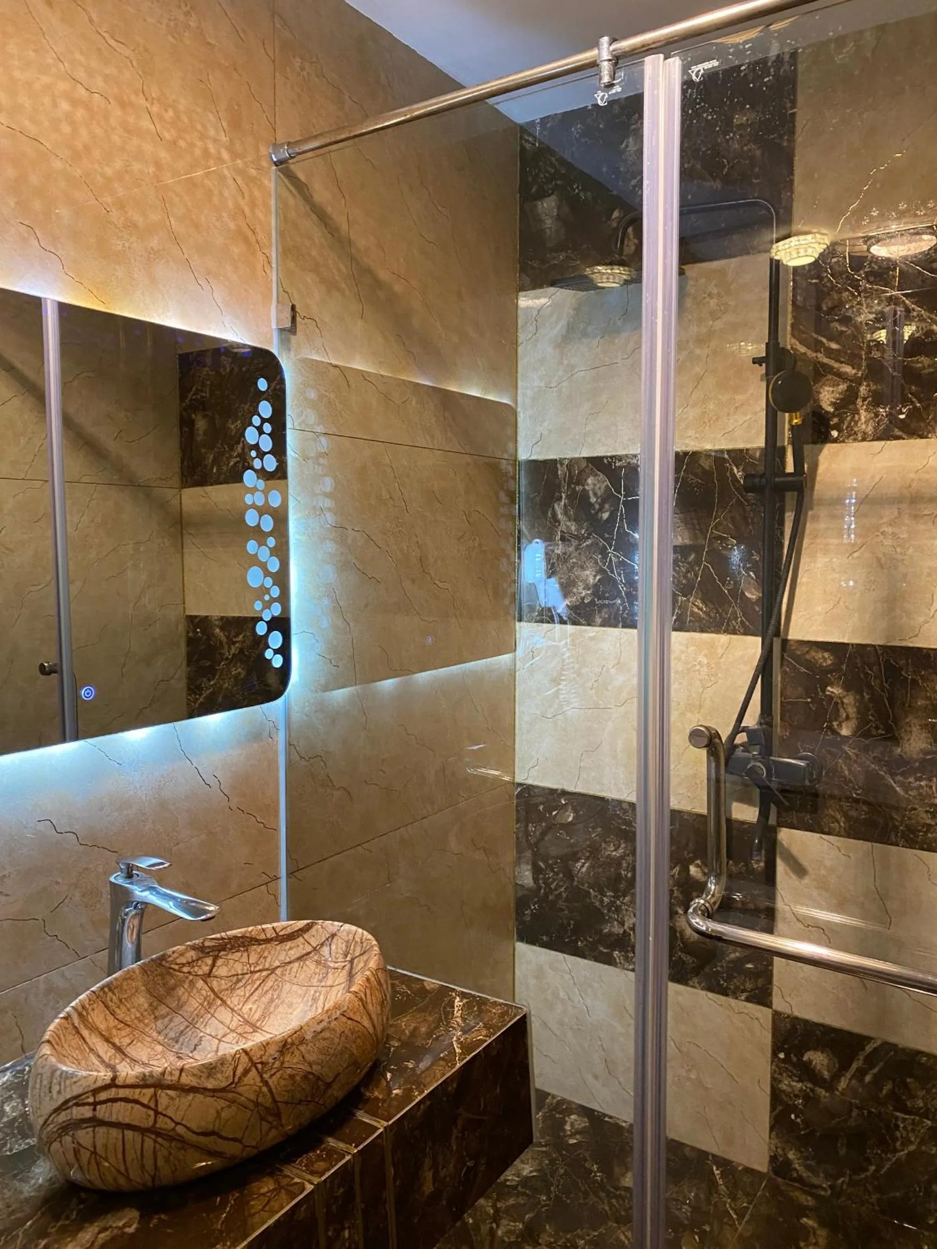 Toilet in Bao Ngoc Hotel Linh Dam