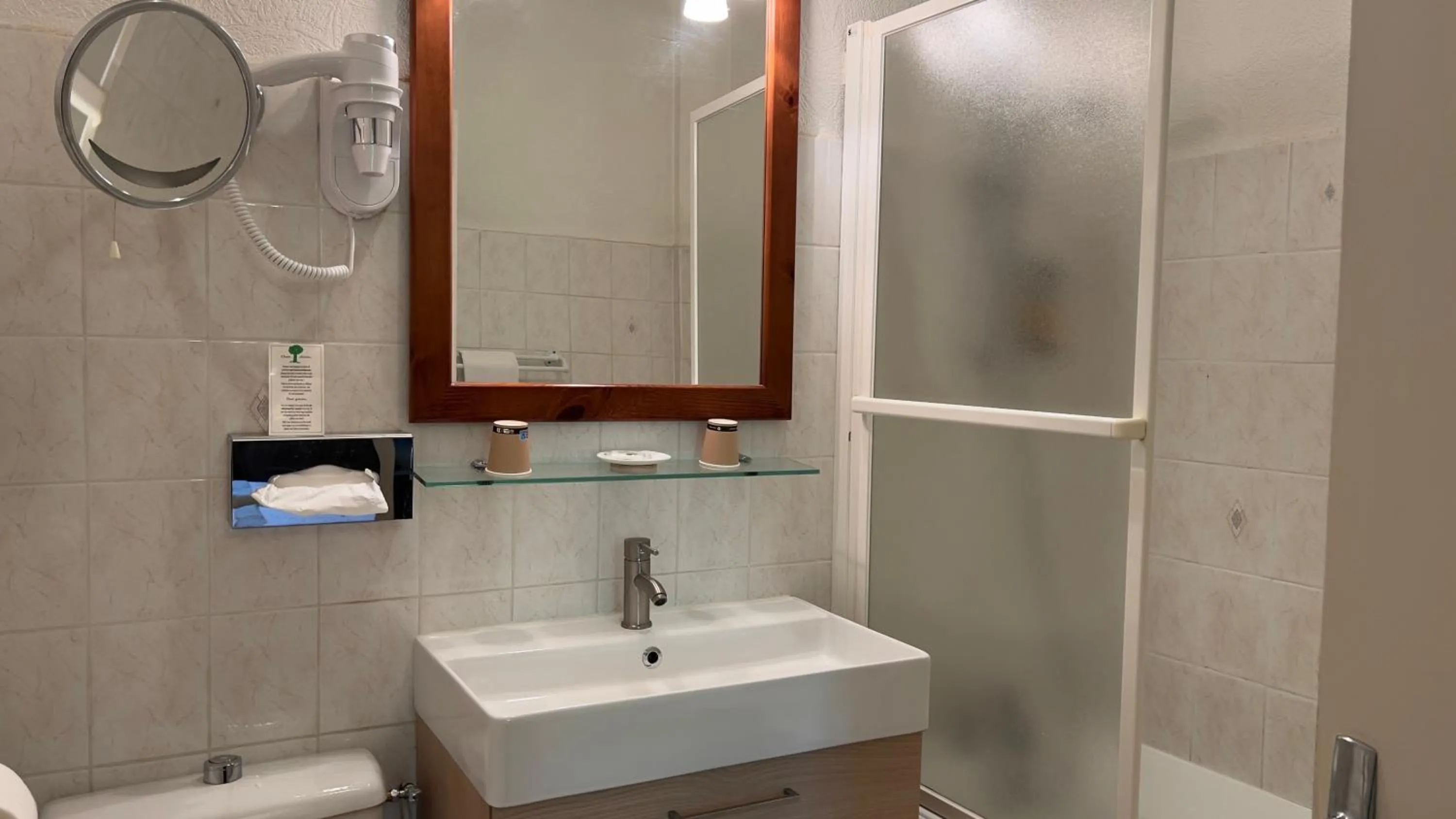 Bathroom in L'Hostellerie du Château de Bricquebec