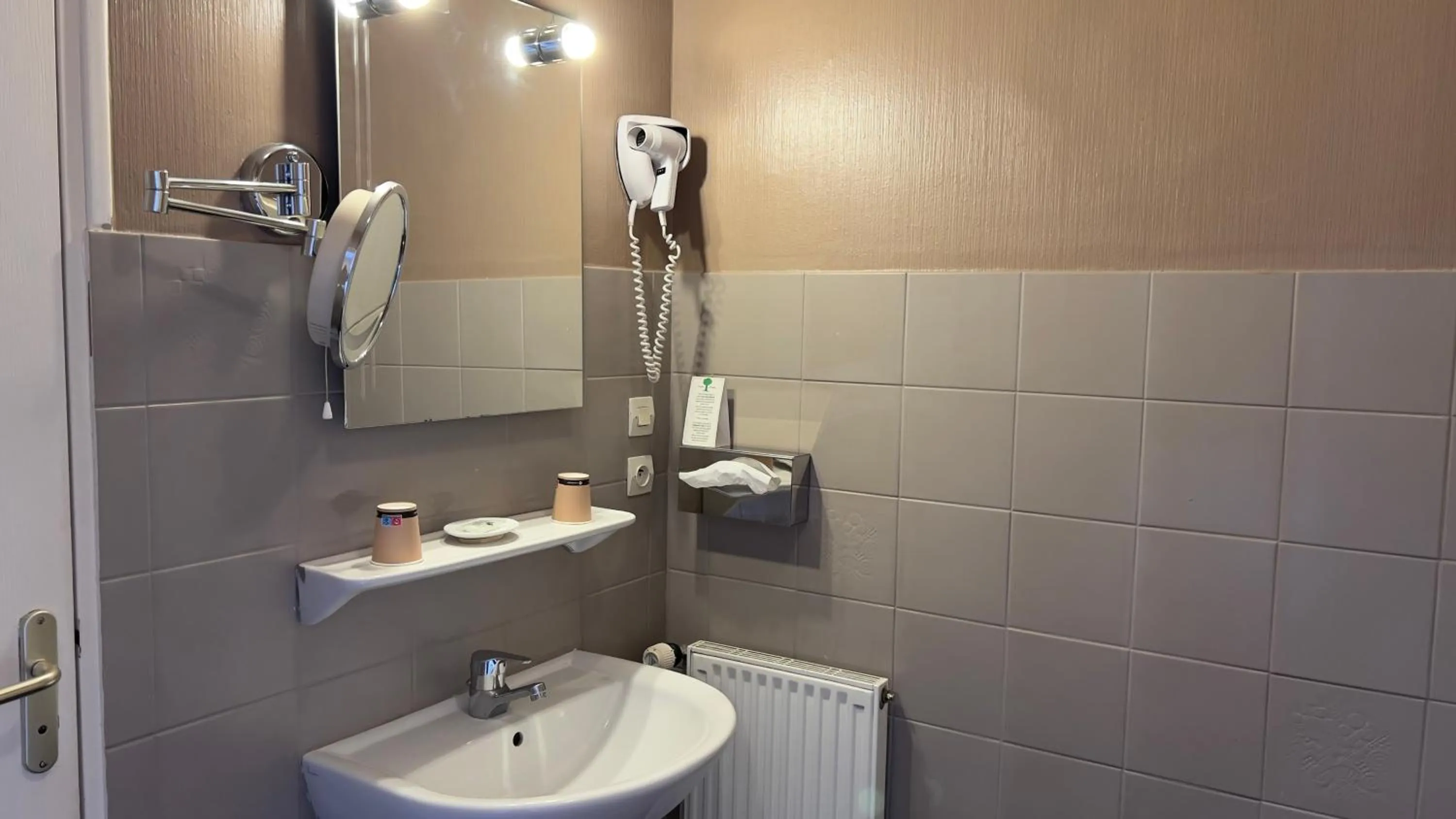 Bathroom in L'Hostellerie du Château de Bricquebec