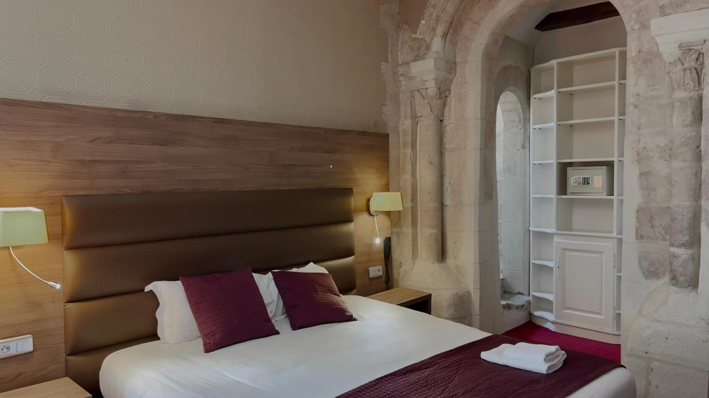 Bedroom, Bed in L'Hostellerie du Château de Bricquebec