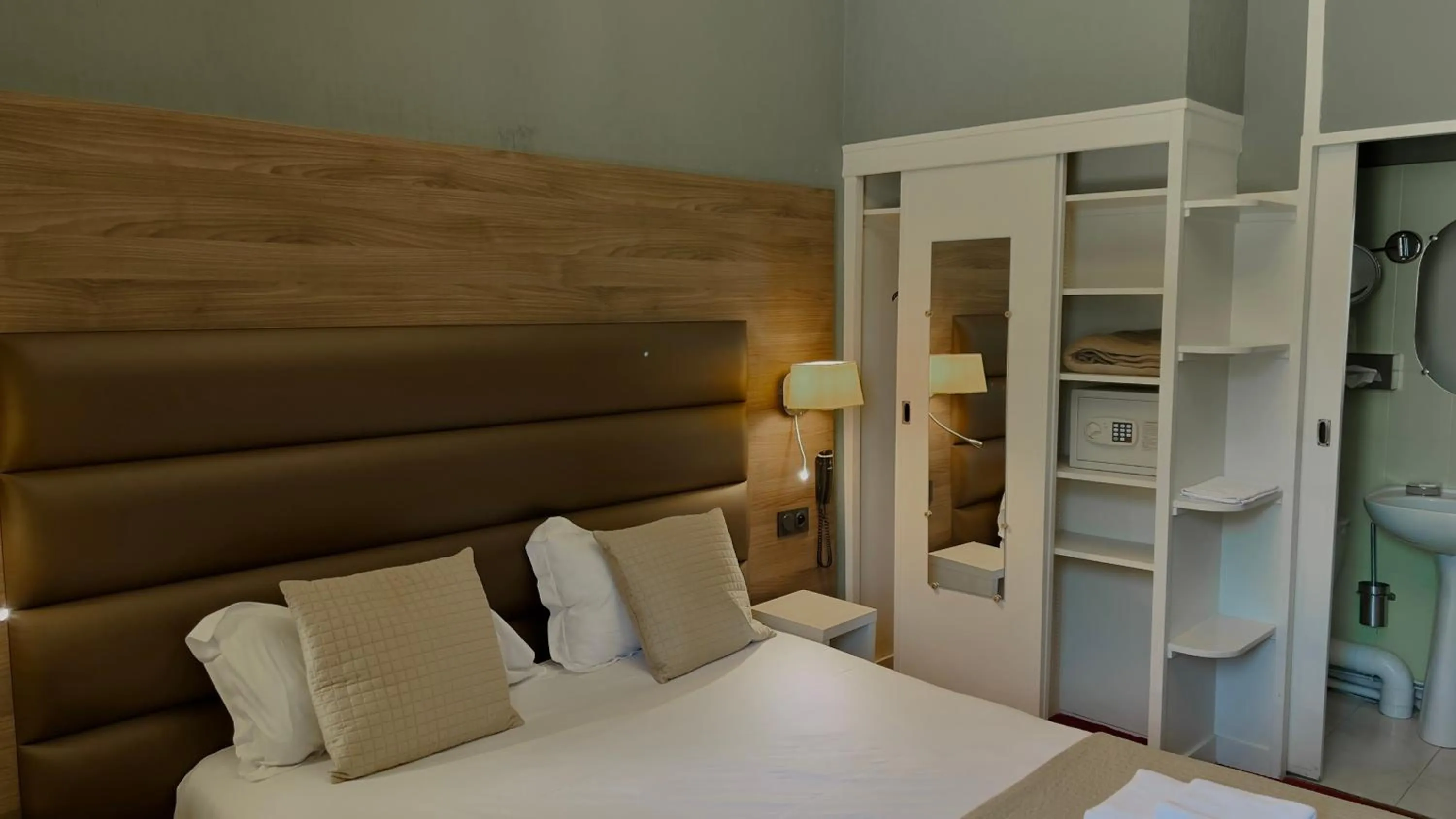 Bedroom, Bed in L'Hostellerie du Château de Bricquebec