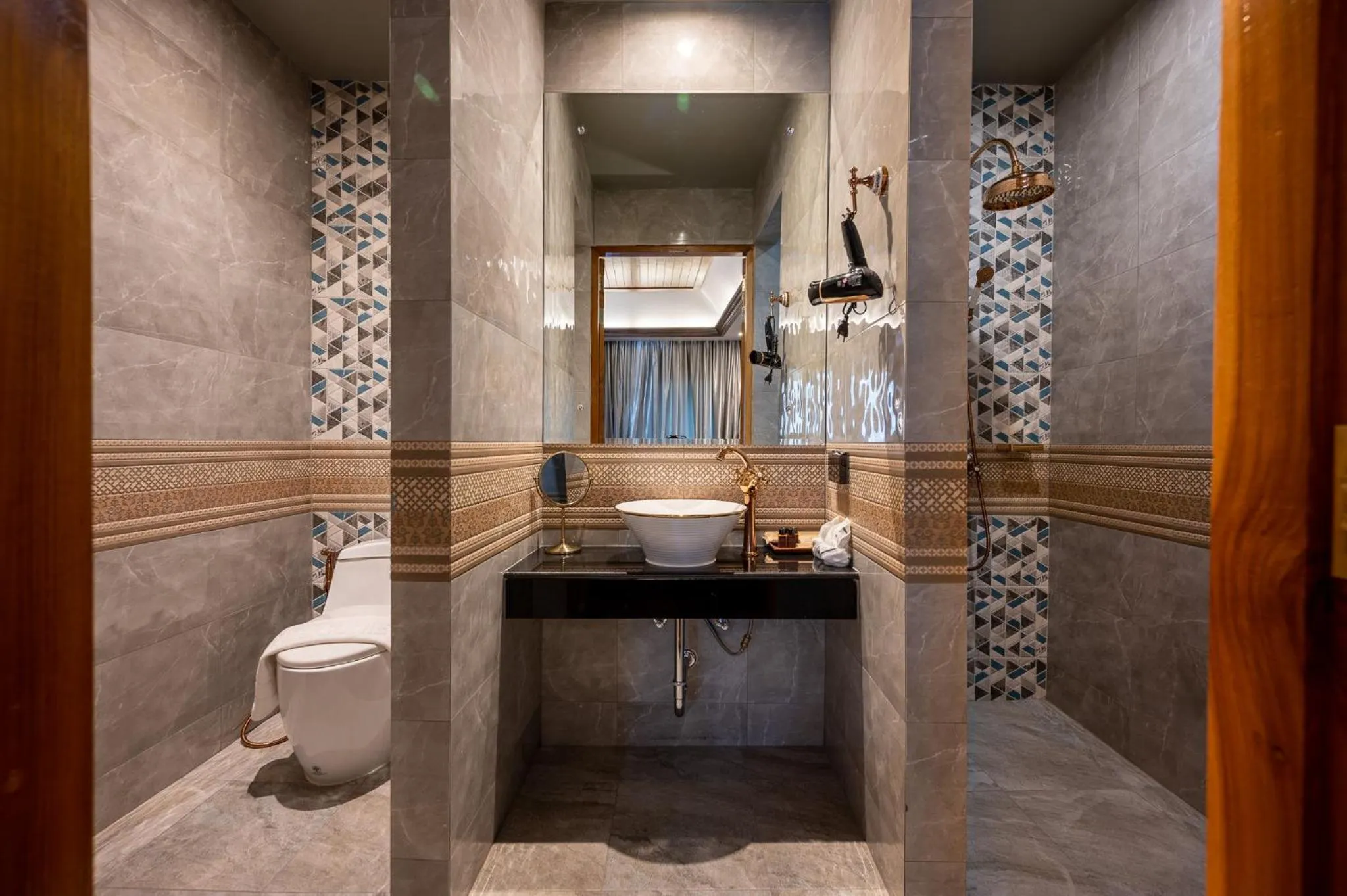 Bathroom in At Gate Thaphae Hotel