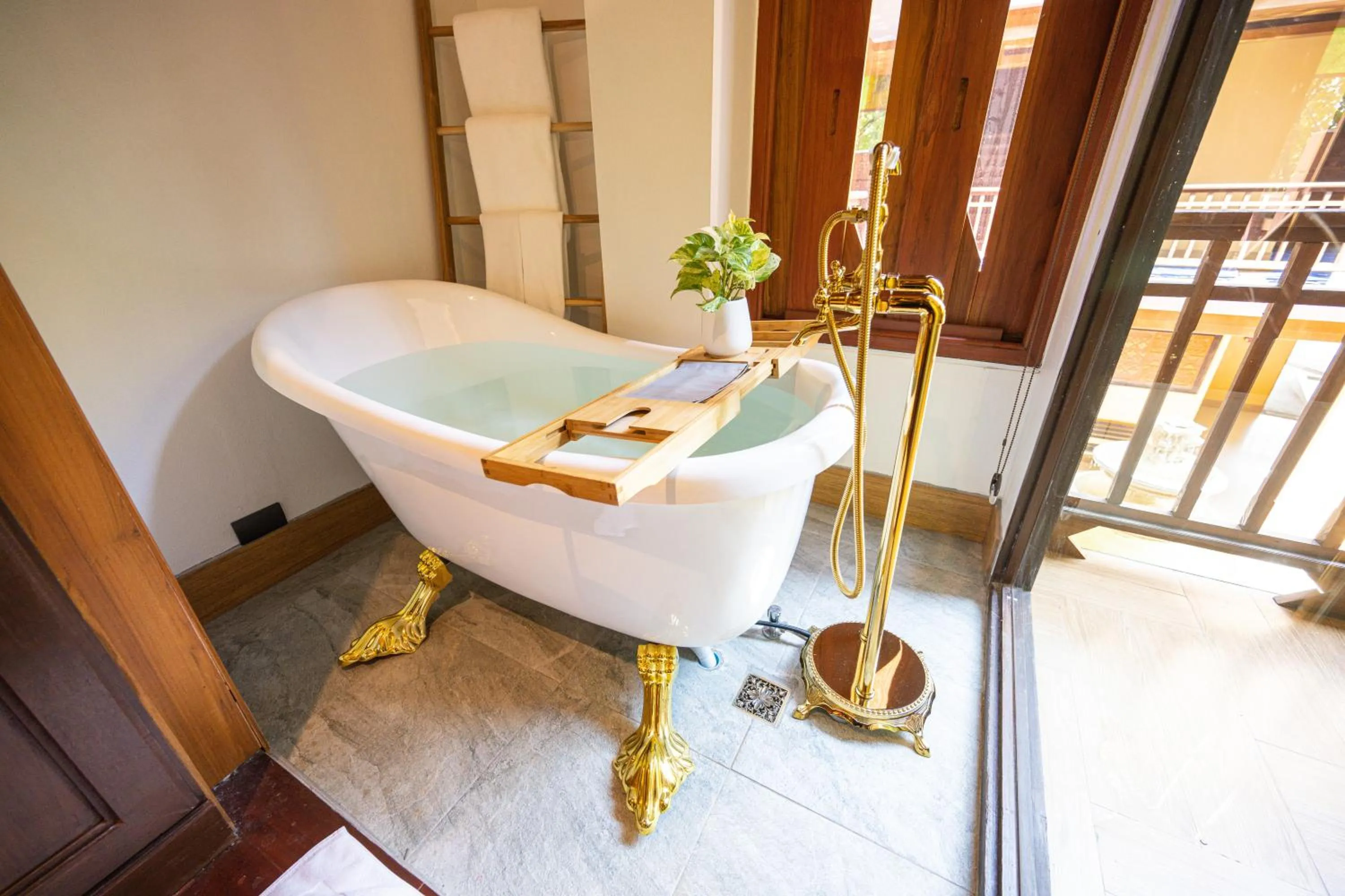 At Gate Thaphae Hotel