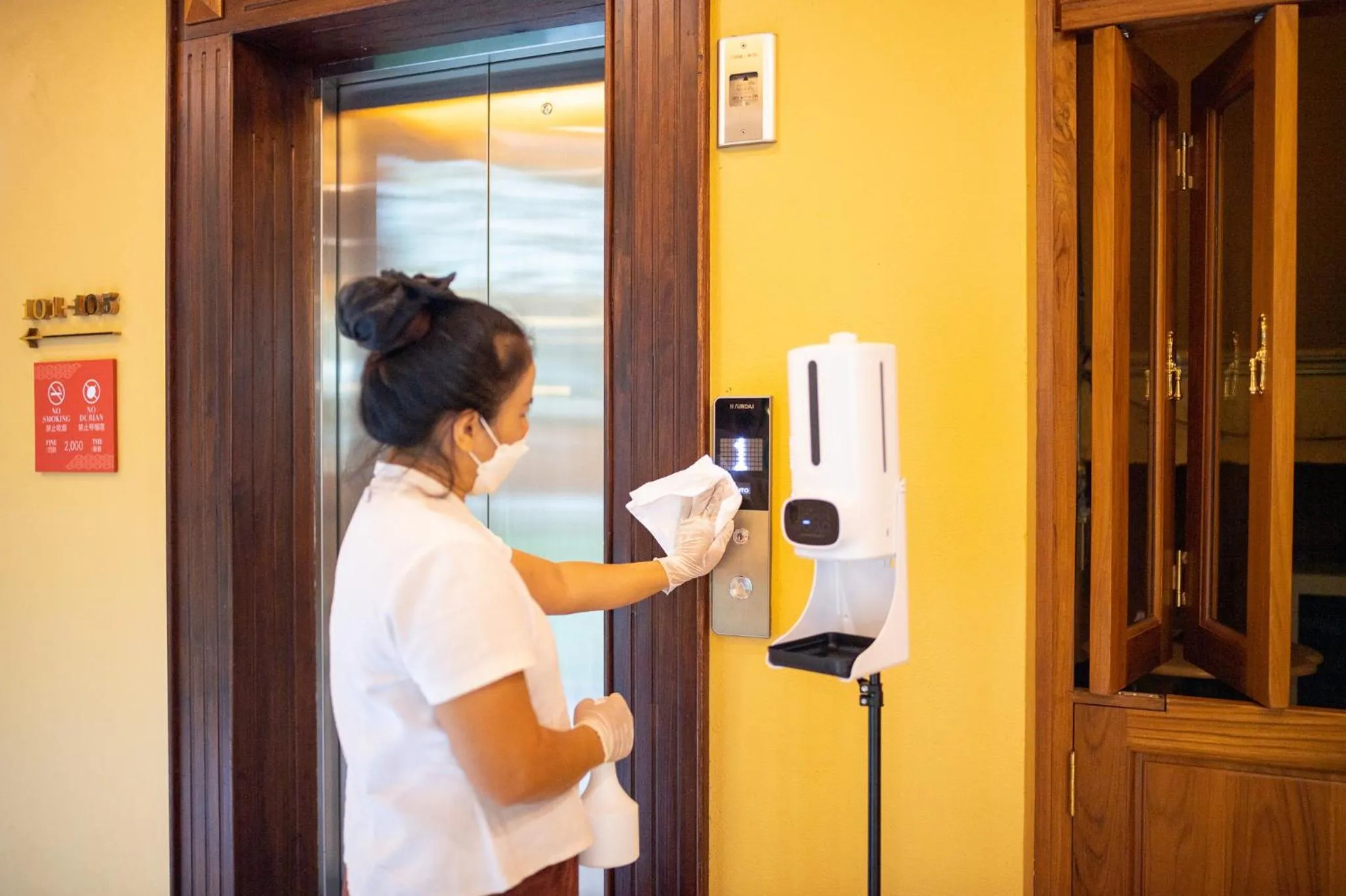 elevator in At Gate Thaphae Hotel