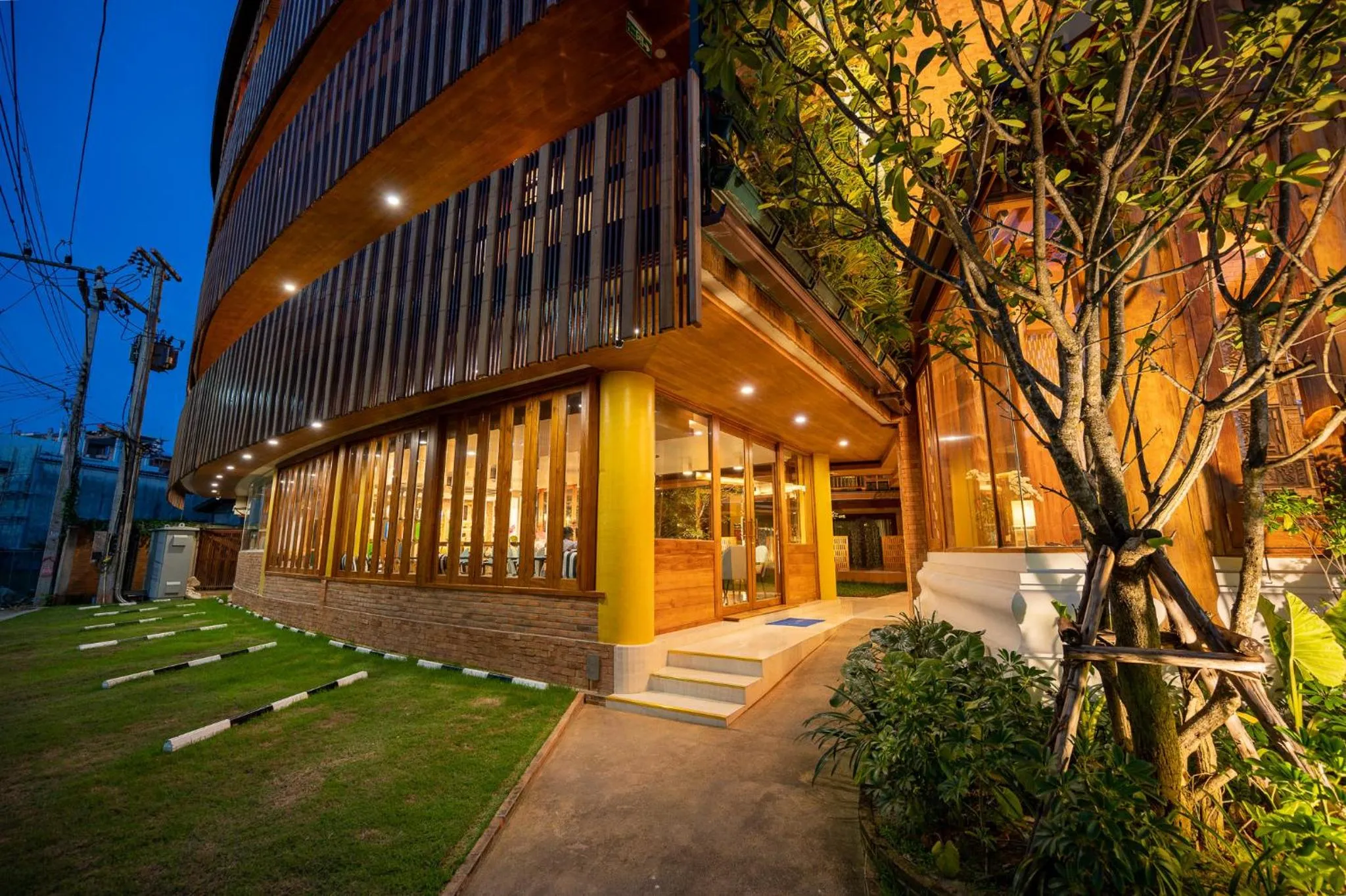 Parking in At Gate Thaphae Hotel