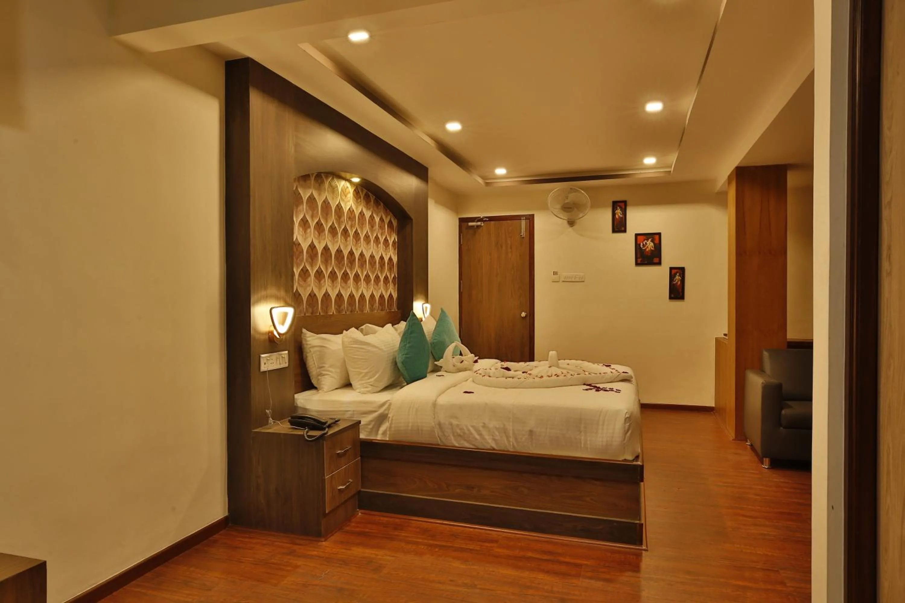 Photo of the whole room, Bed in Hotel Ramtel inn