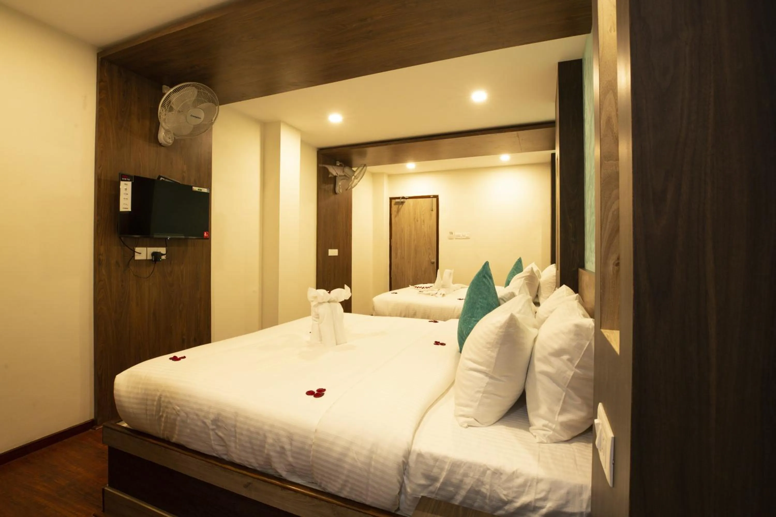 Photo of the whole room, Bed in Hotel Ramtel inn