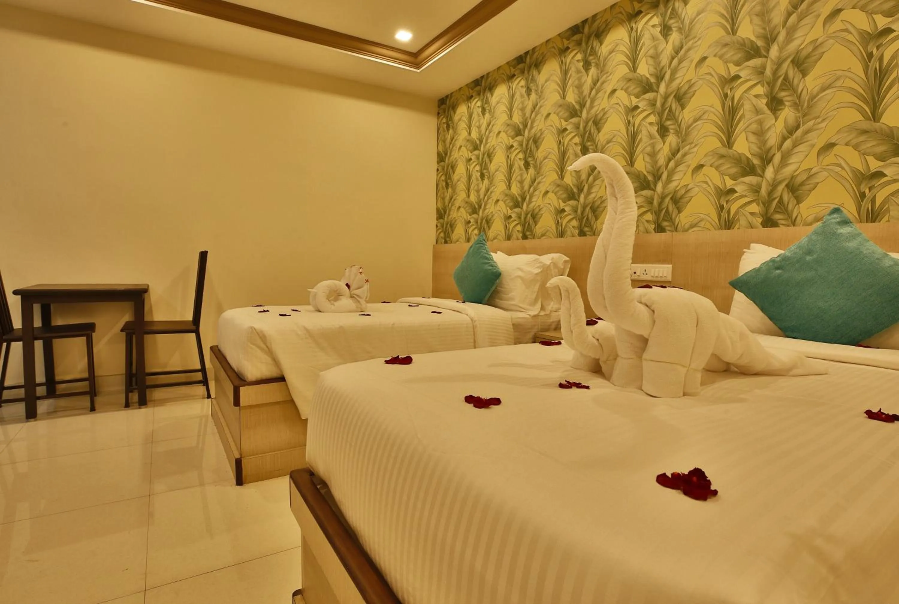 Photo of the whole room, Bed in Hotel Ramtel inn