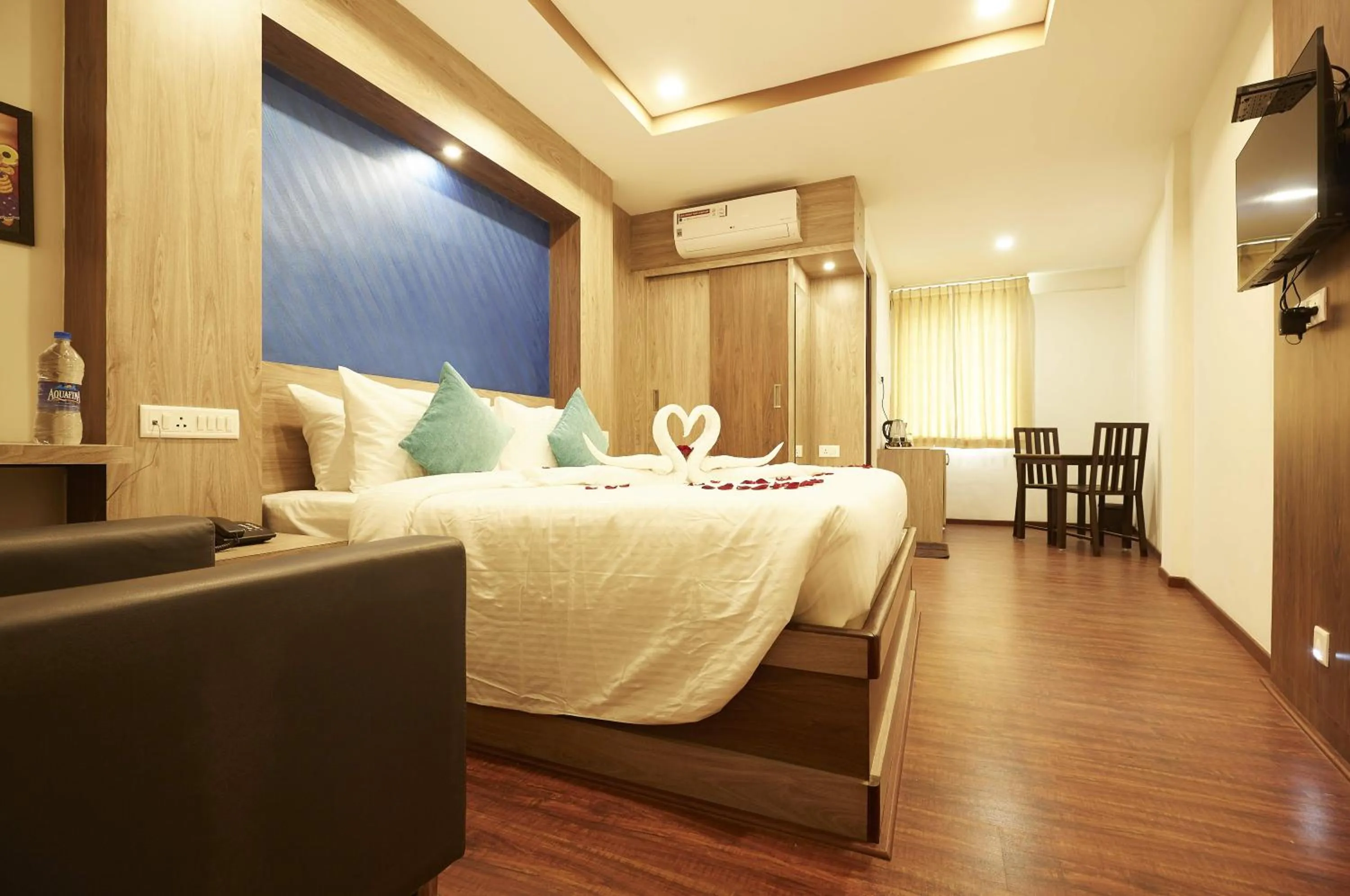 Photo of the whole room, Bed in Hotel Ramtel inn