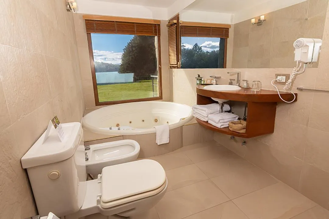 Bathroom in Rochester Bariloche Suites & Spa