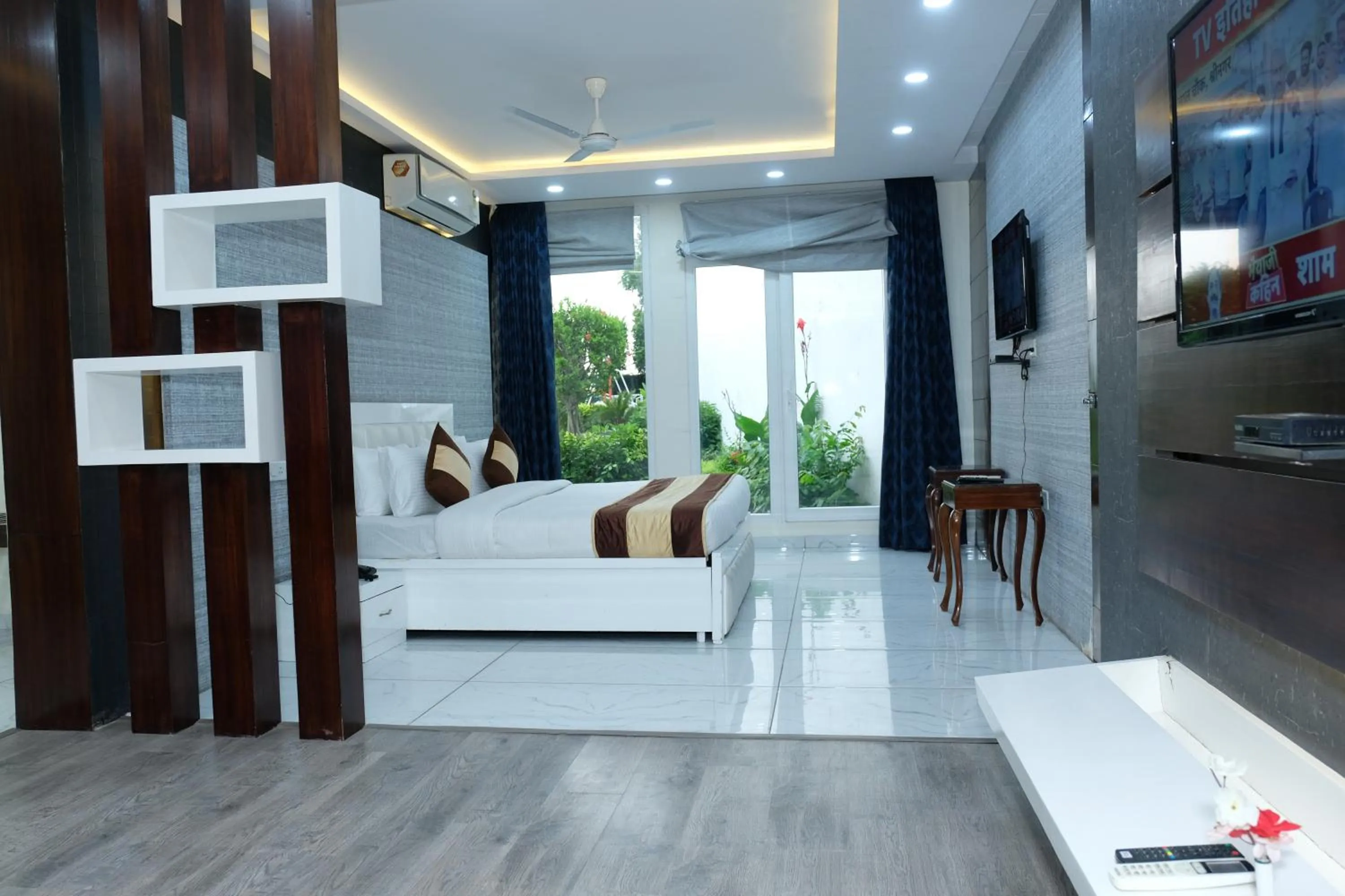 Photo of the whole room, Bed in Black Mango Resort