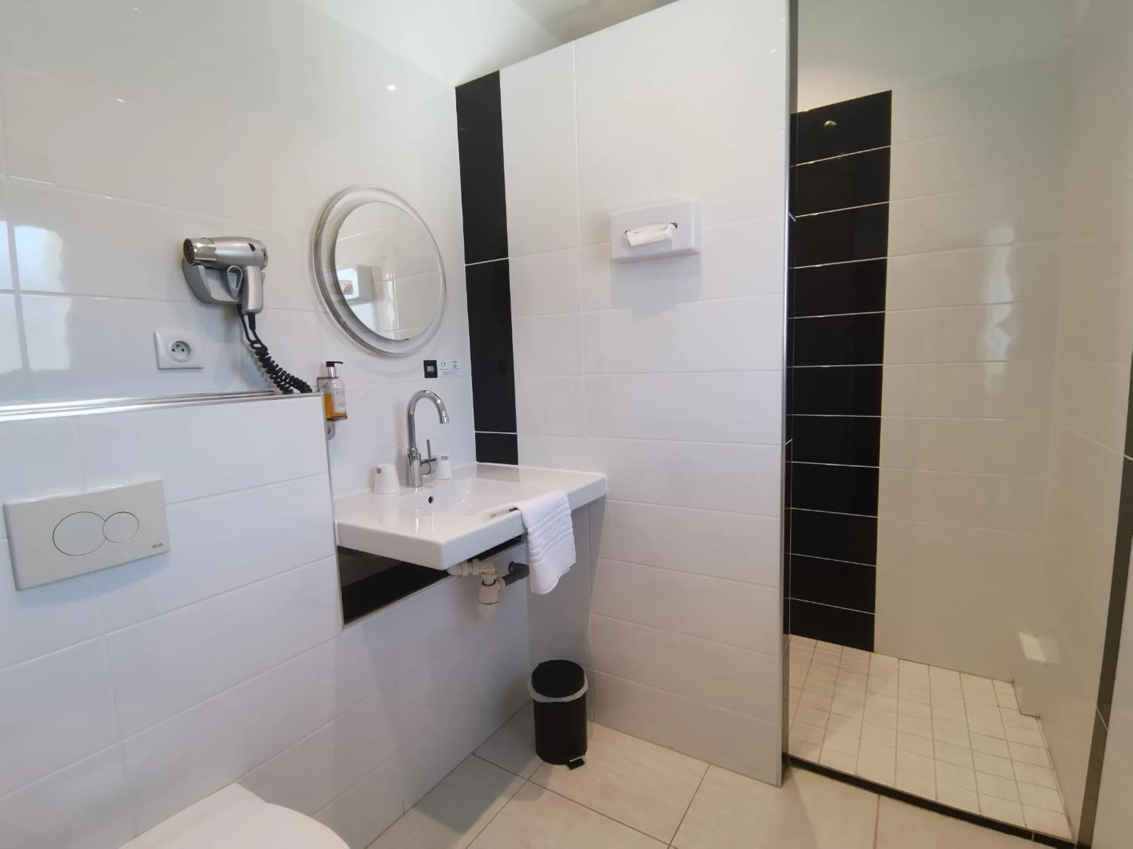 Bathroom in Logis Hotel Le Cerf