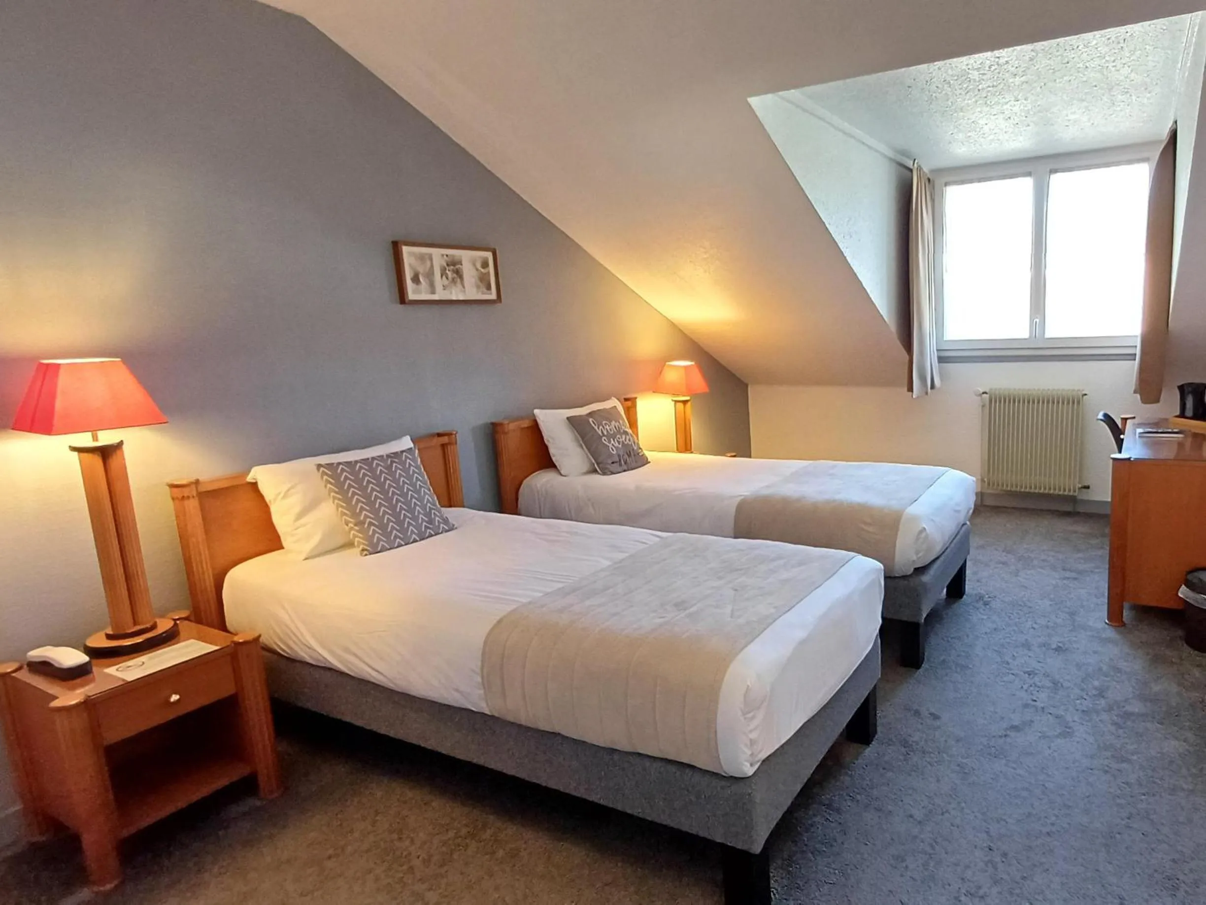 Property building, Bed in Logis Hotel Le Cerf