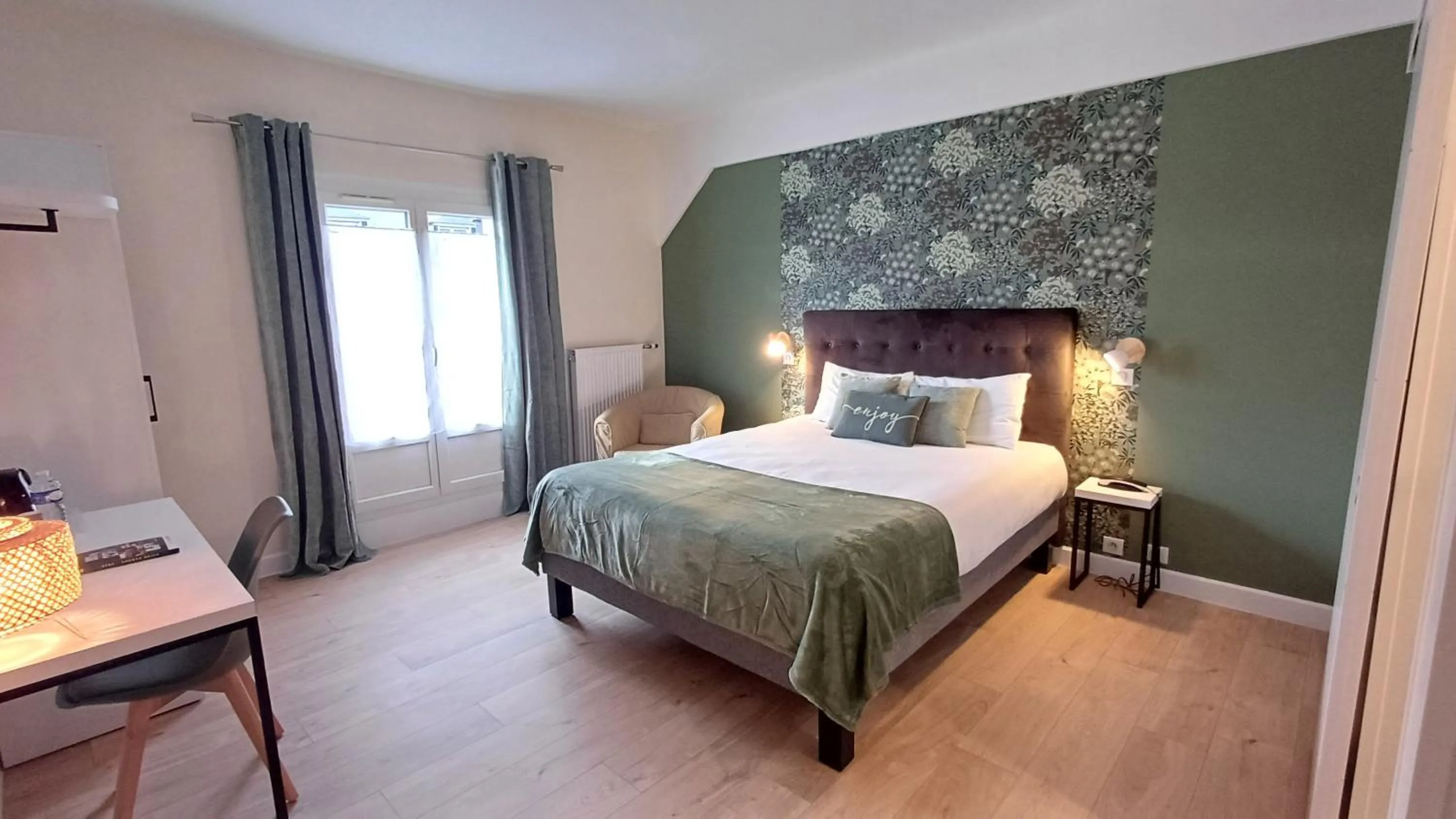 Inner courtyard view, Bed in Logis Hotel Le Cerf