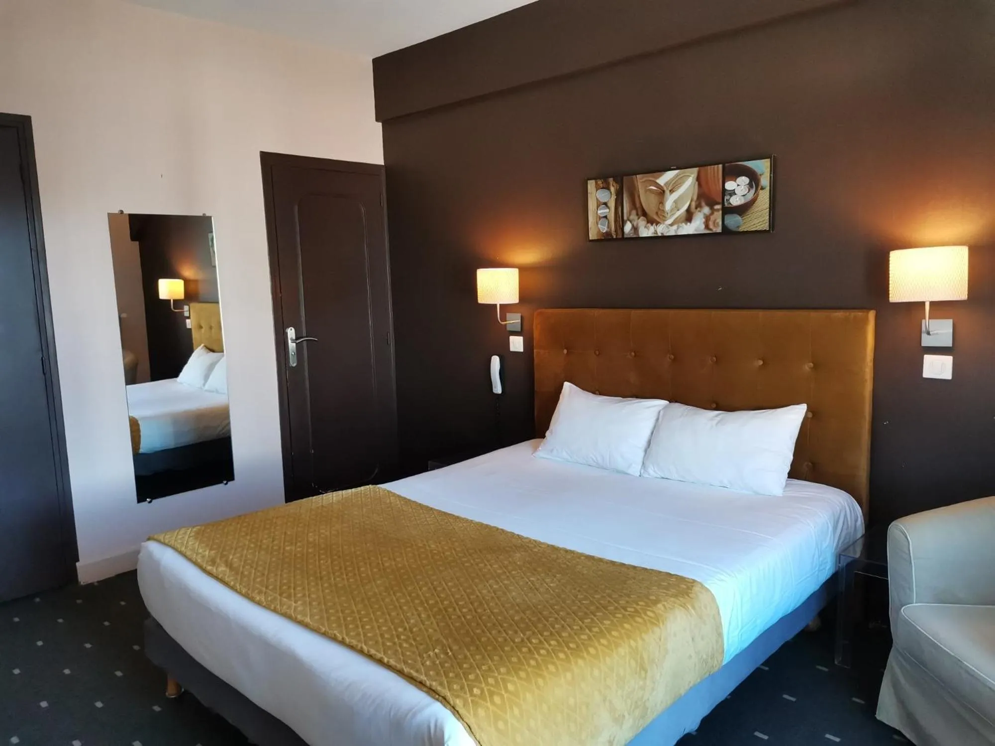 Inner courtyard view, Bed in Logis Hotel Le Cerf