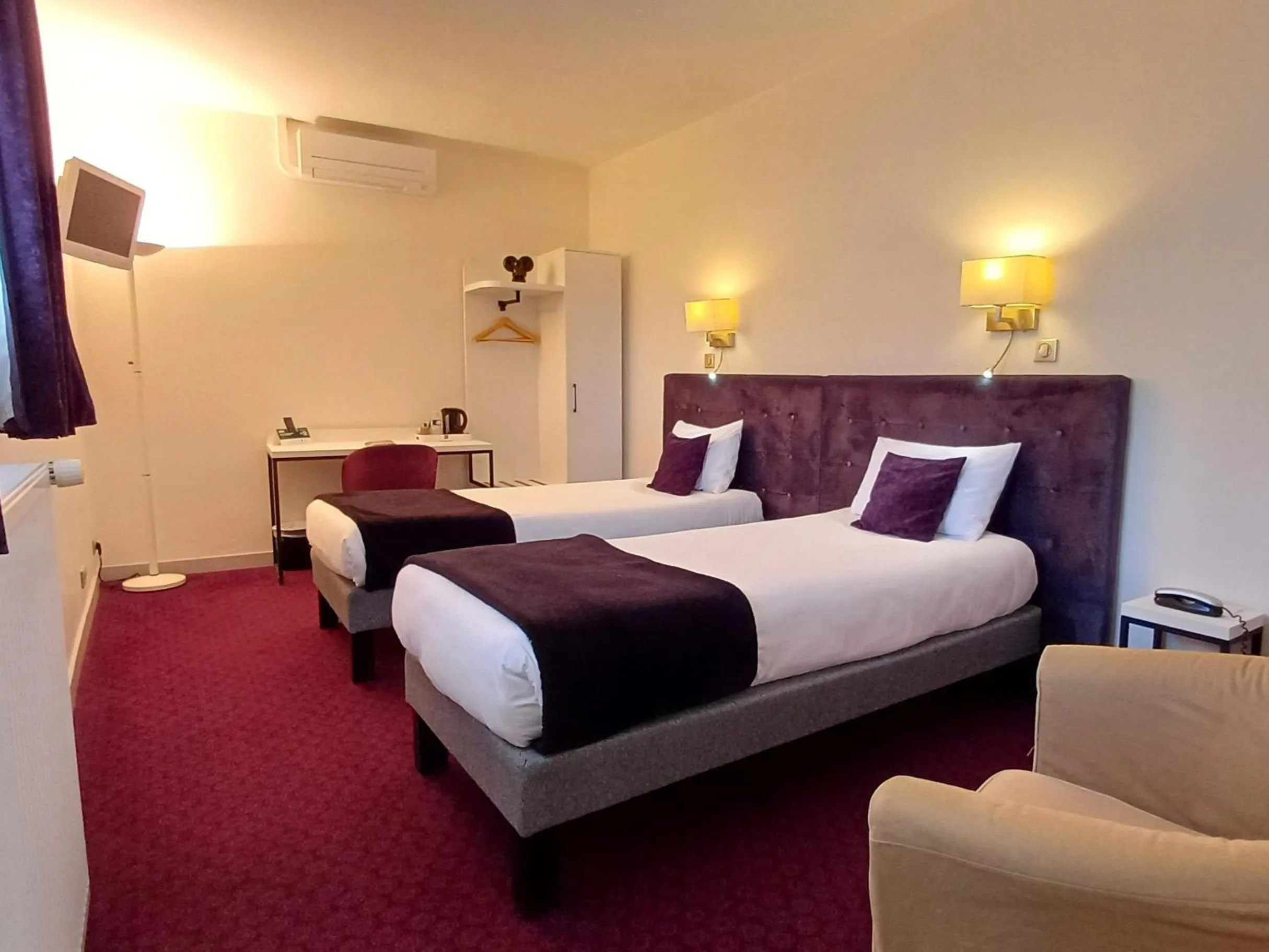 Inner courtyard view, Bed in Logis Hotel Le Cerf