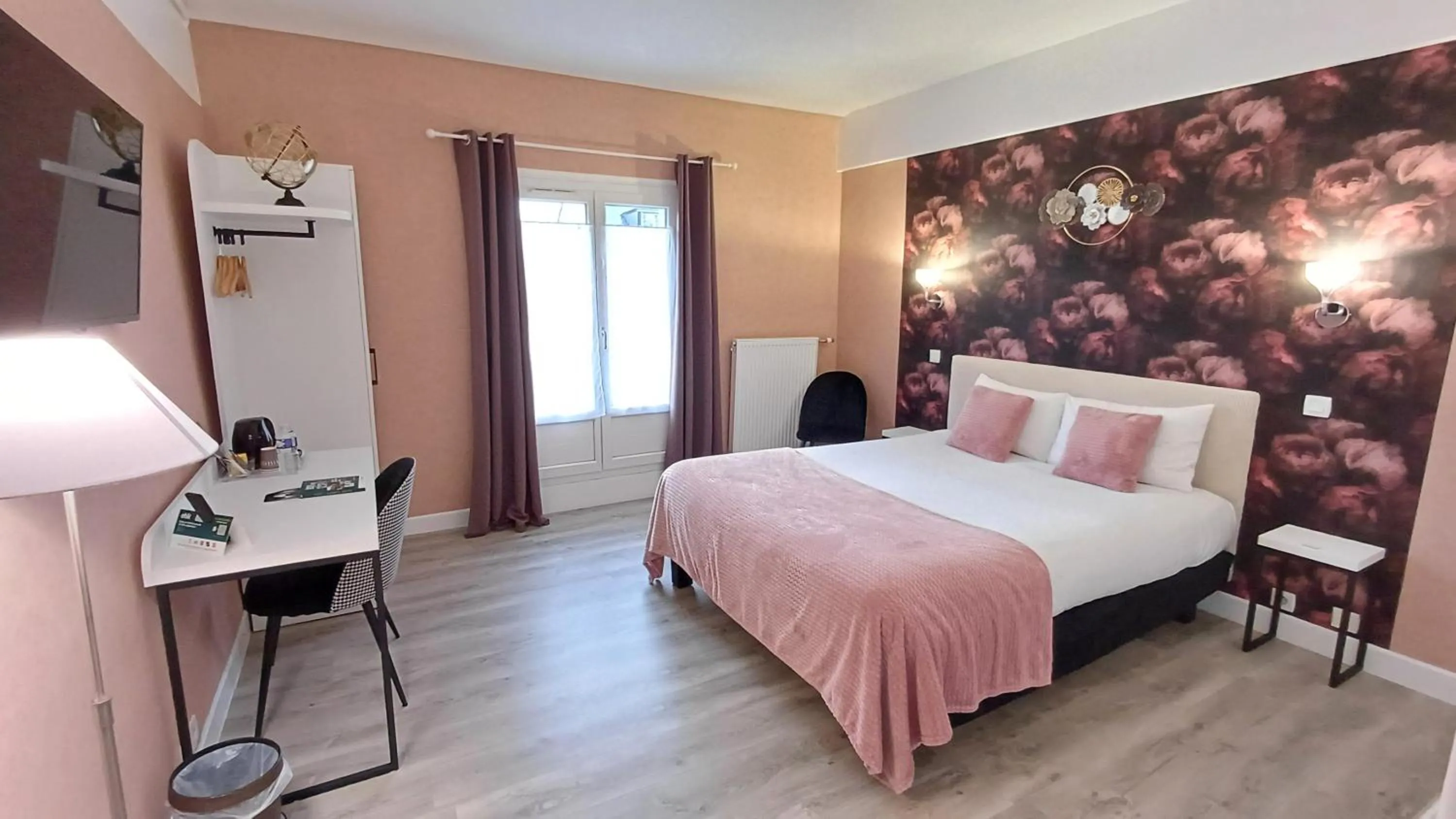 Inner courtyard view, Bed in Logis Hotel Le Cerf