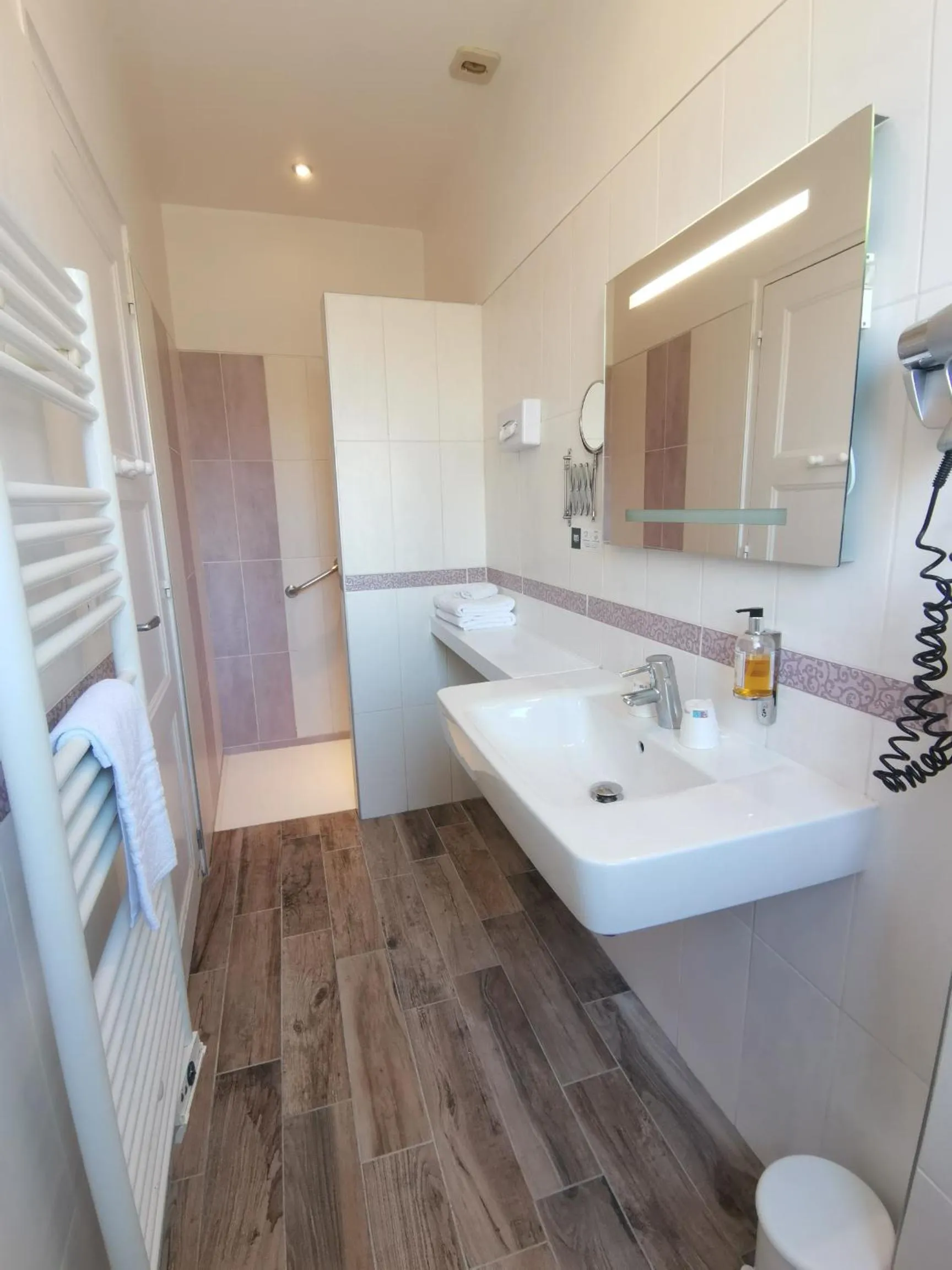 Bathroom in Logis Hotel Le Cerf