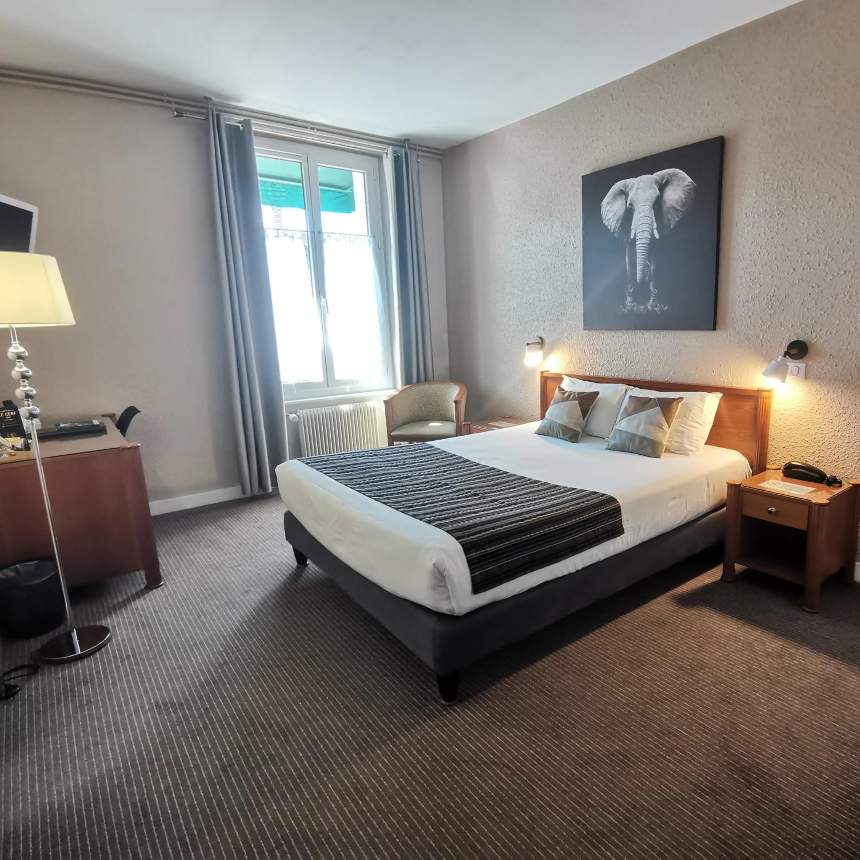 Property building, Bed in Logis Hotel Le Cerf