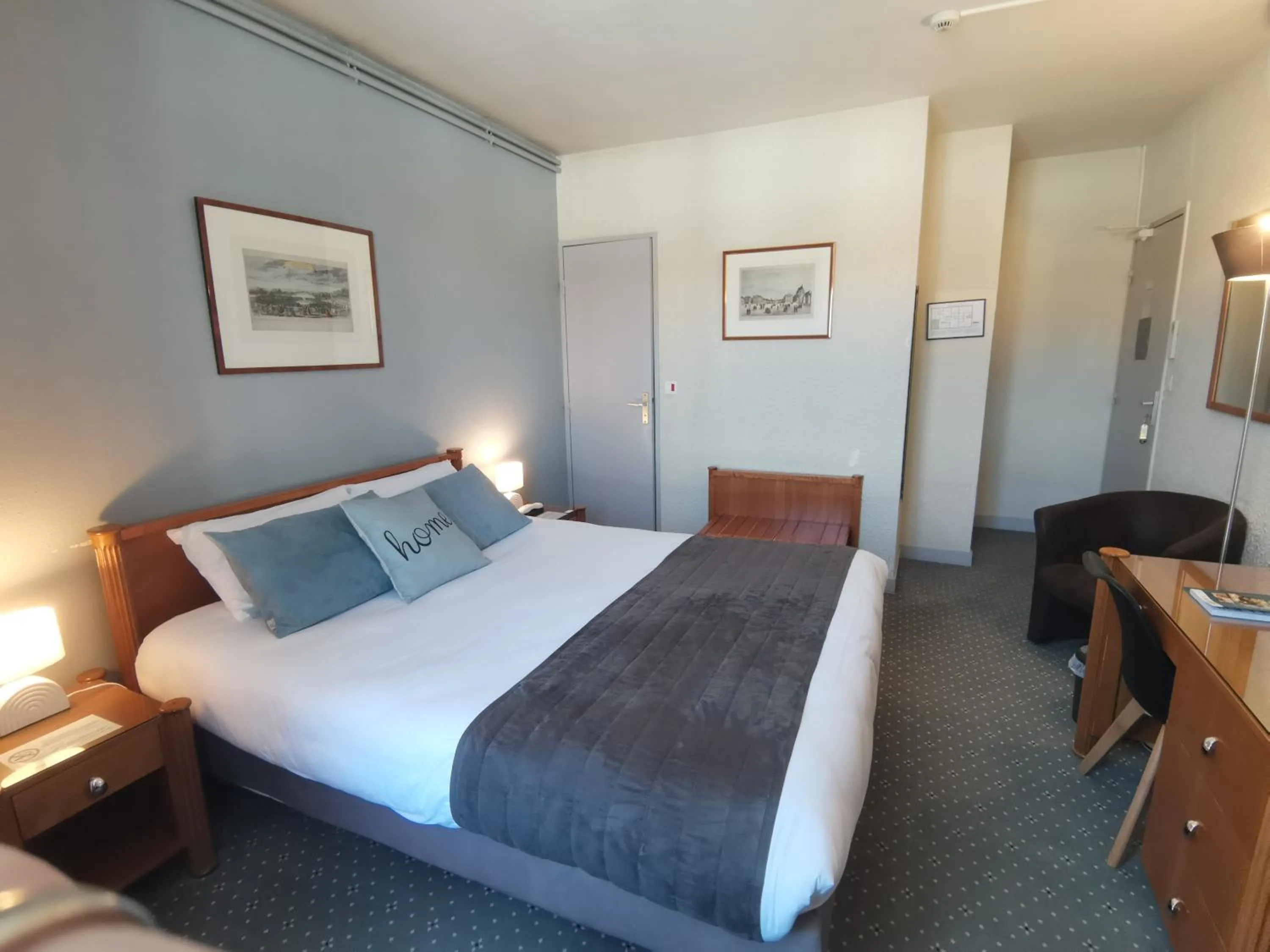 Property building, Bed in Logis Hotel Le Cerf