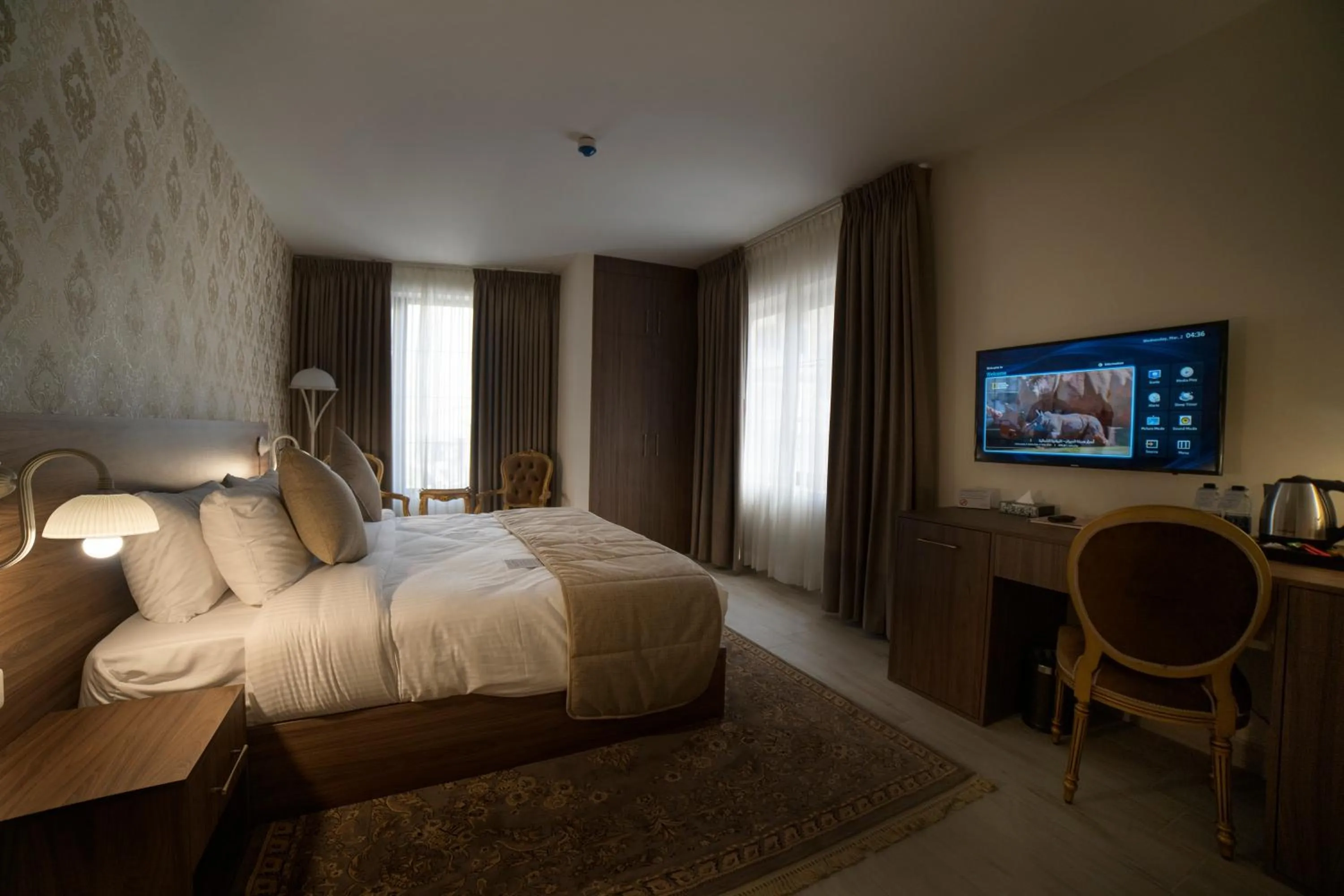 TV and multimedia, Bed in Khan Khediwe Hotel