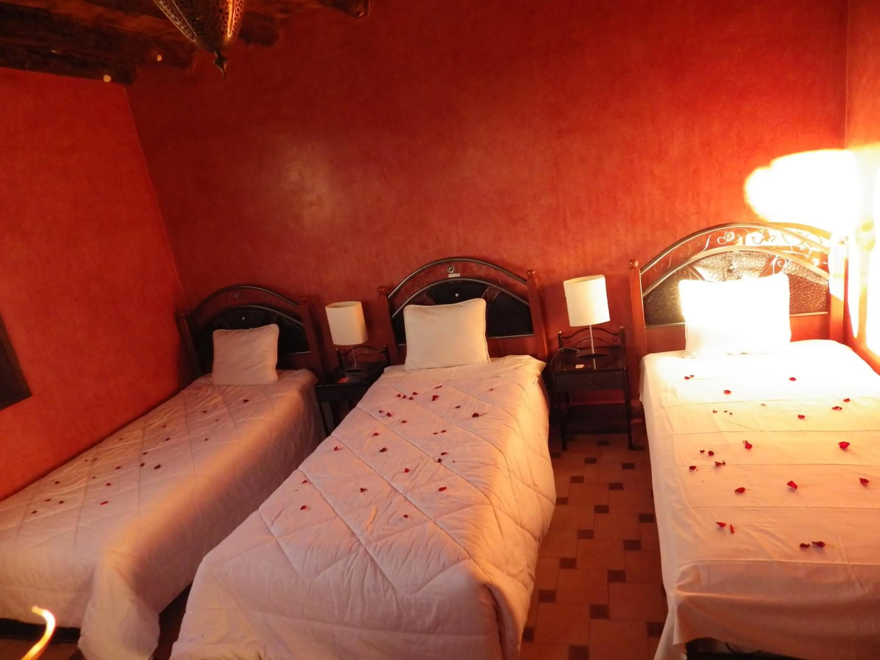 Photo of the whole room, Bed in Jad Auberge